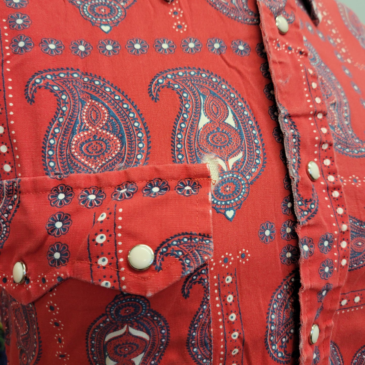 vtg 70s PAISLEY BANDANA Shirt // vintage essley innovations medium mens hippie western retro faded rugged pearl snap cowboy button down top