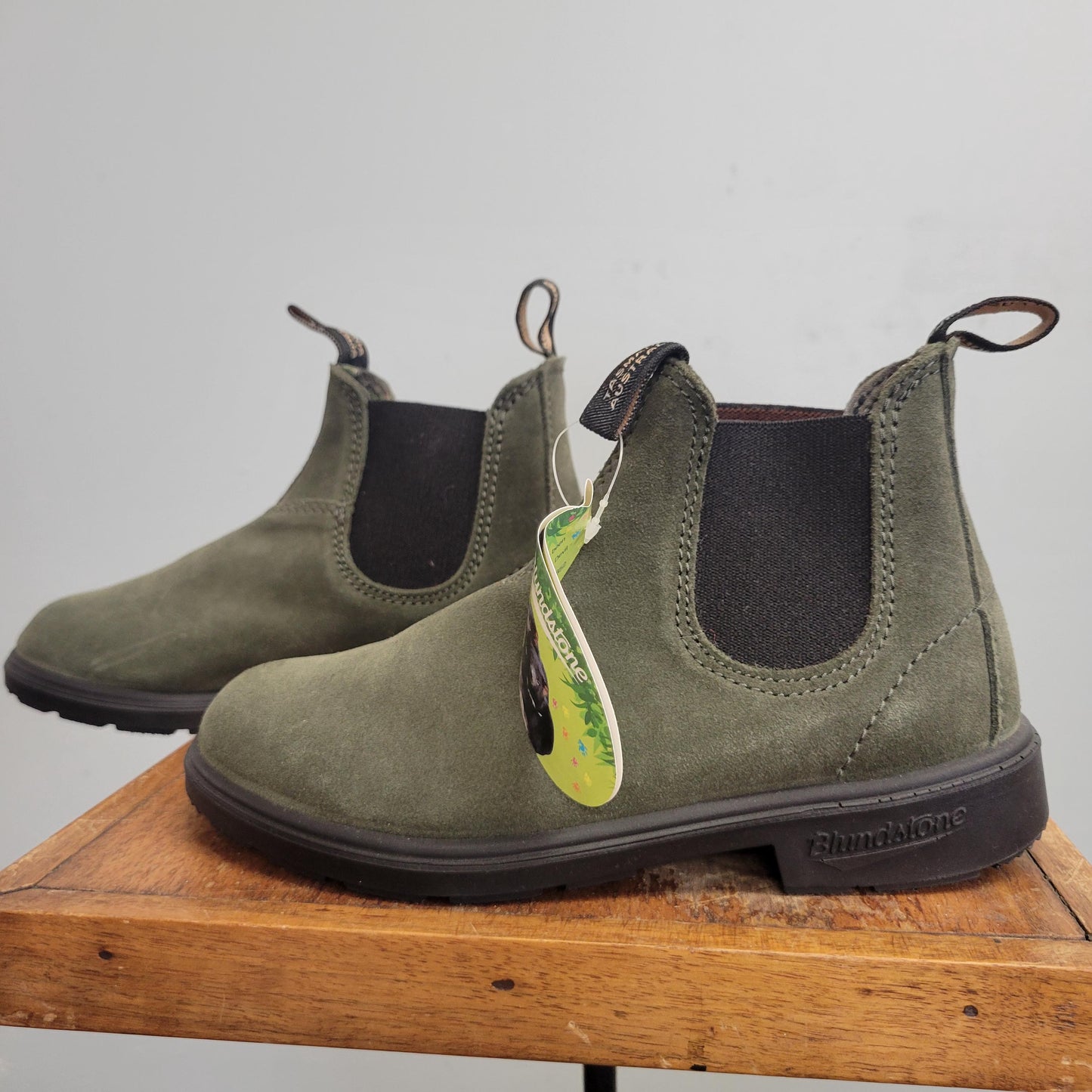 vtg 90s GREEN BLUNDSTONE BOOTS // vintage australia size 1 big kids age 9/10 sage green nib chelsea boot autumn winter stylish ankle boots