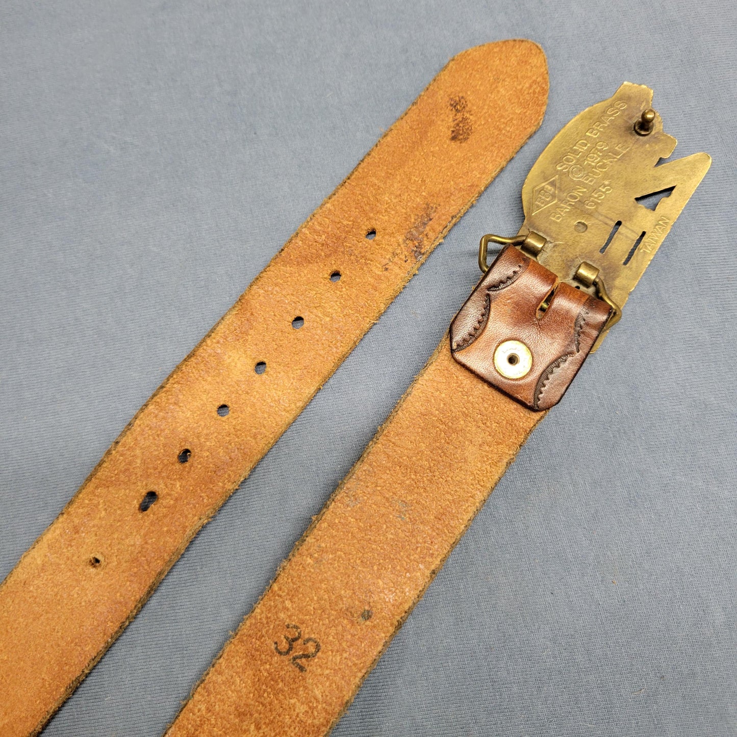 vtg 70s CAR BUCKLE & BELT // vintage Z28 Chevy 1979 solid brass baron buckle muscle car hand tooled leather belt size 32 retro western hot