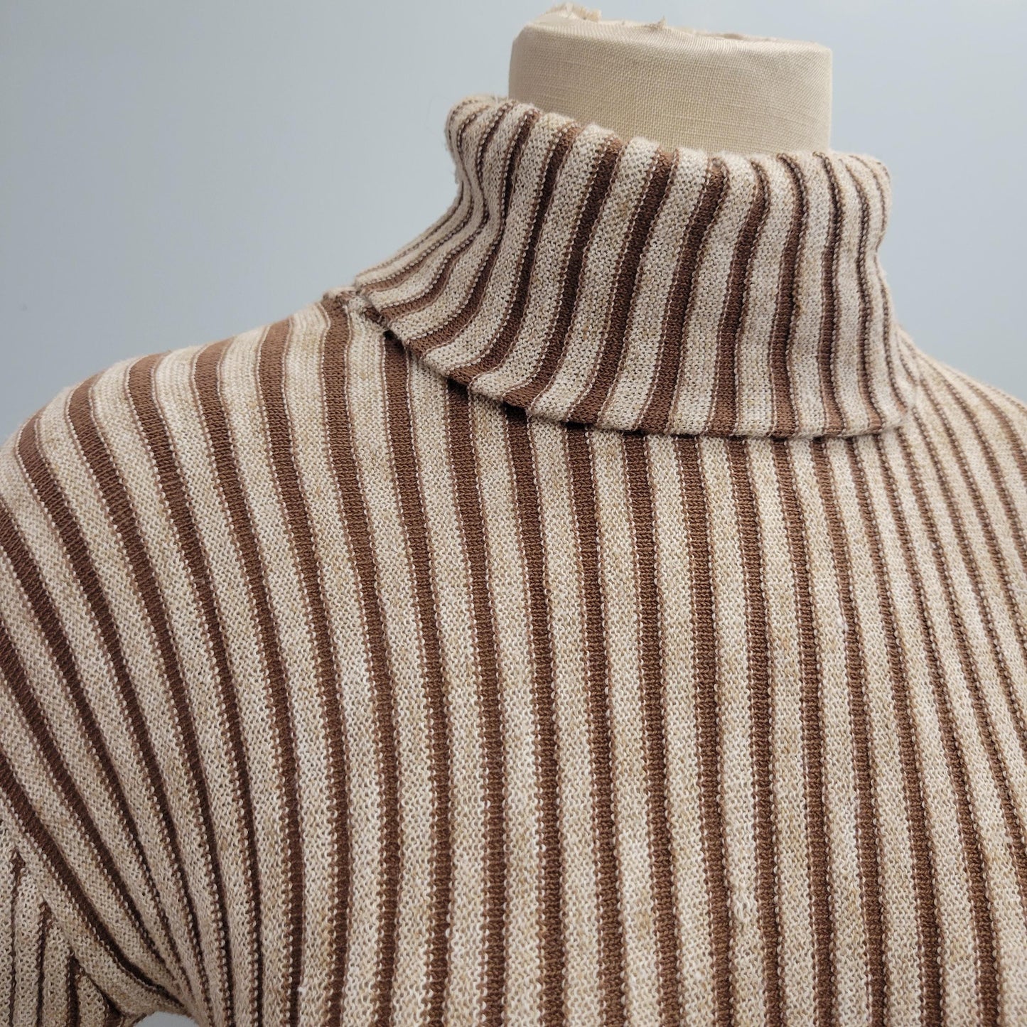vtg RIBBED TURTLENCK SWEATER // vintage women’s medium brown gold striped textured tight stretchy autumn neutral tones minimalist fall style
