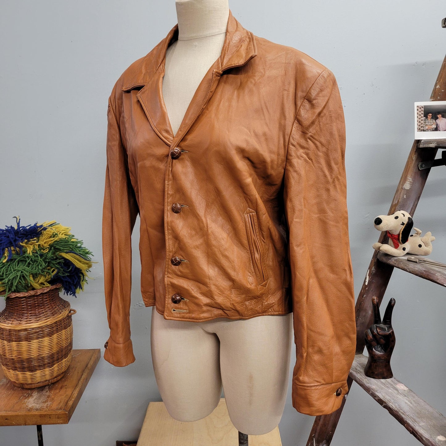 vtg 70s CROPPED LEATHER JACKET // vintage danz western wear medium womens unique structured cinched waist pointy collar retro autumn style