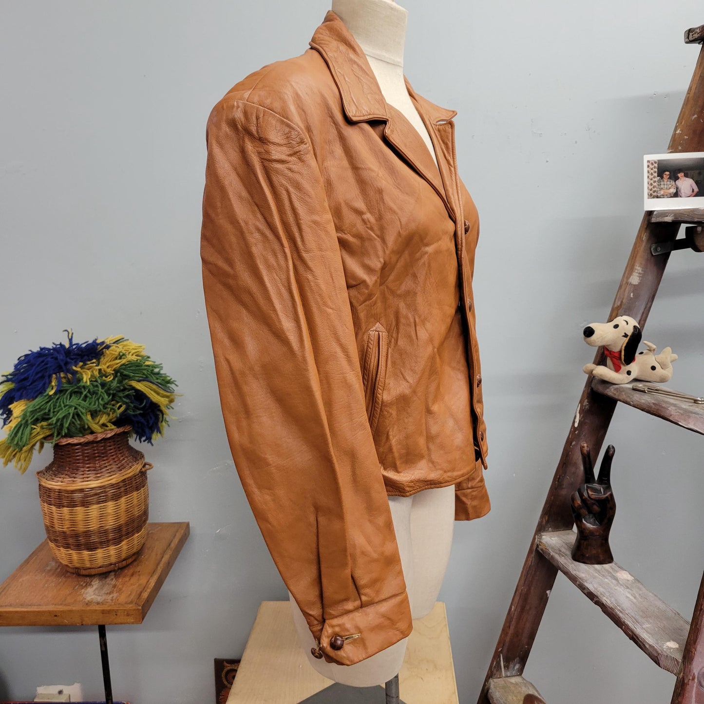 vtg 70s CROPPED LEATHER JACKET // vintage danz western wear medium womens unique structured cinched waist pointy collar retro autumn style
