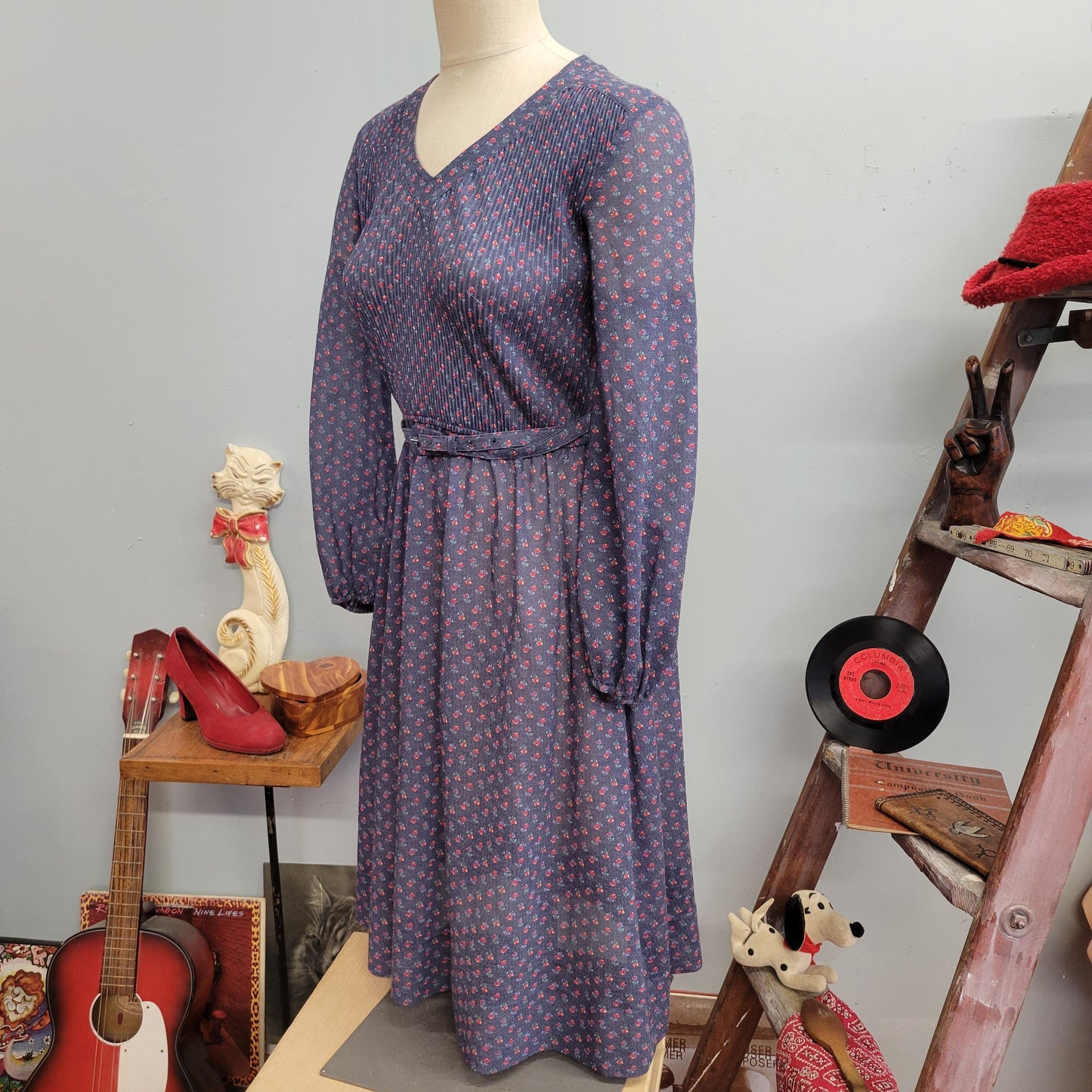 vtg 70s FLORAL BELTED DRESS / vintage Leslie Fay medium womens indigo cottage patterned flowers v neck fit flare belted autumn fashion cute