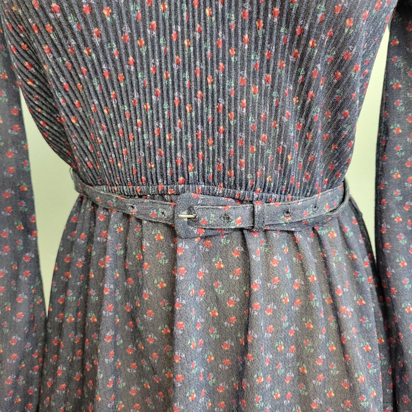 vtg 70s FLORAL BELTED DRESS / vintage Leslie Fay medium womens indigo cottage patterned flowers v neck fit flare belted autumn fashion cute