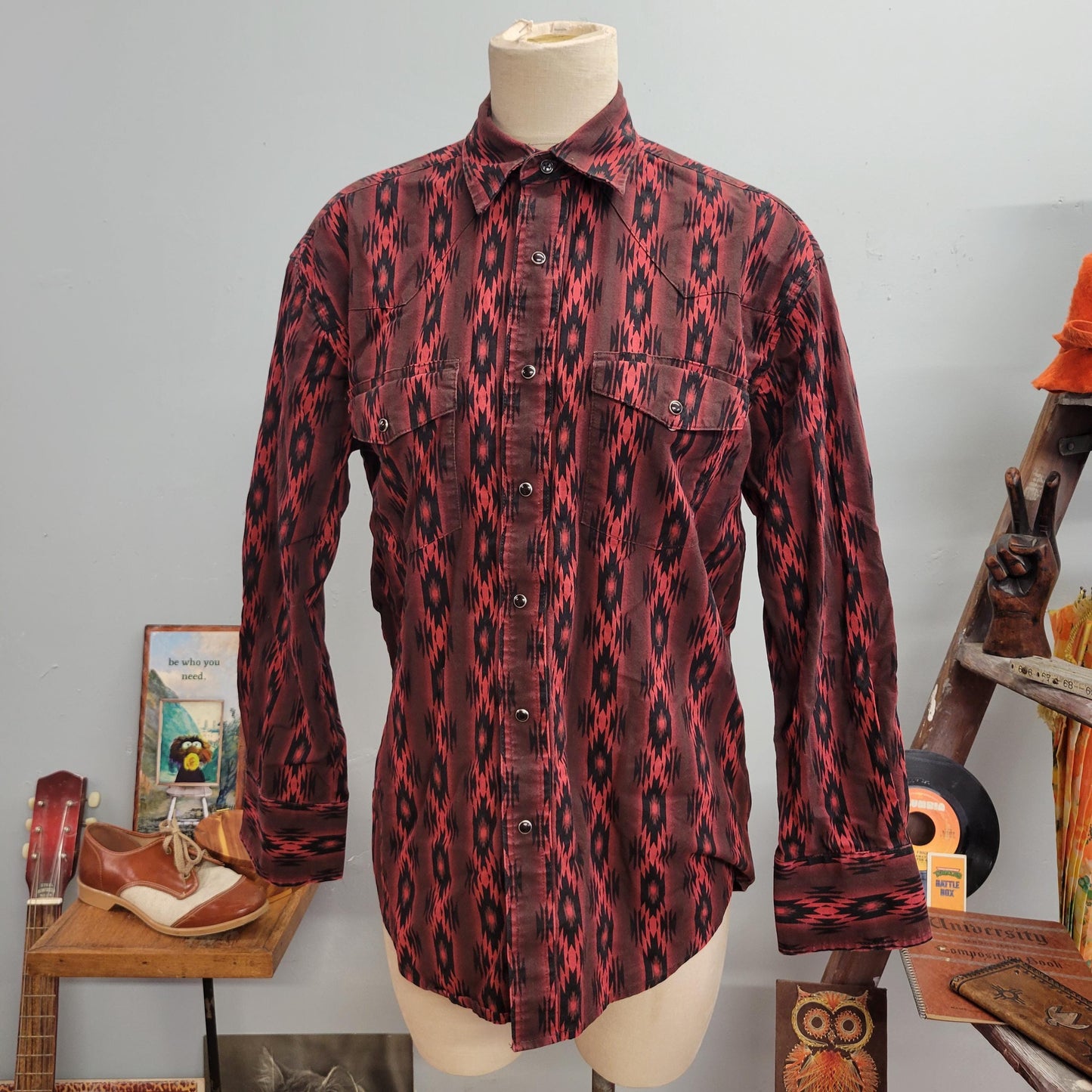 vtg 80s PATTERNED WESTERN BUTTONDOWN // vintage wrangler western shirts medium red black aztec pattern brush popper style cotton abstract