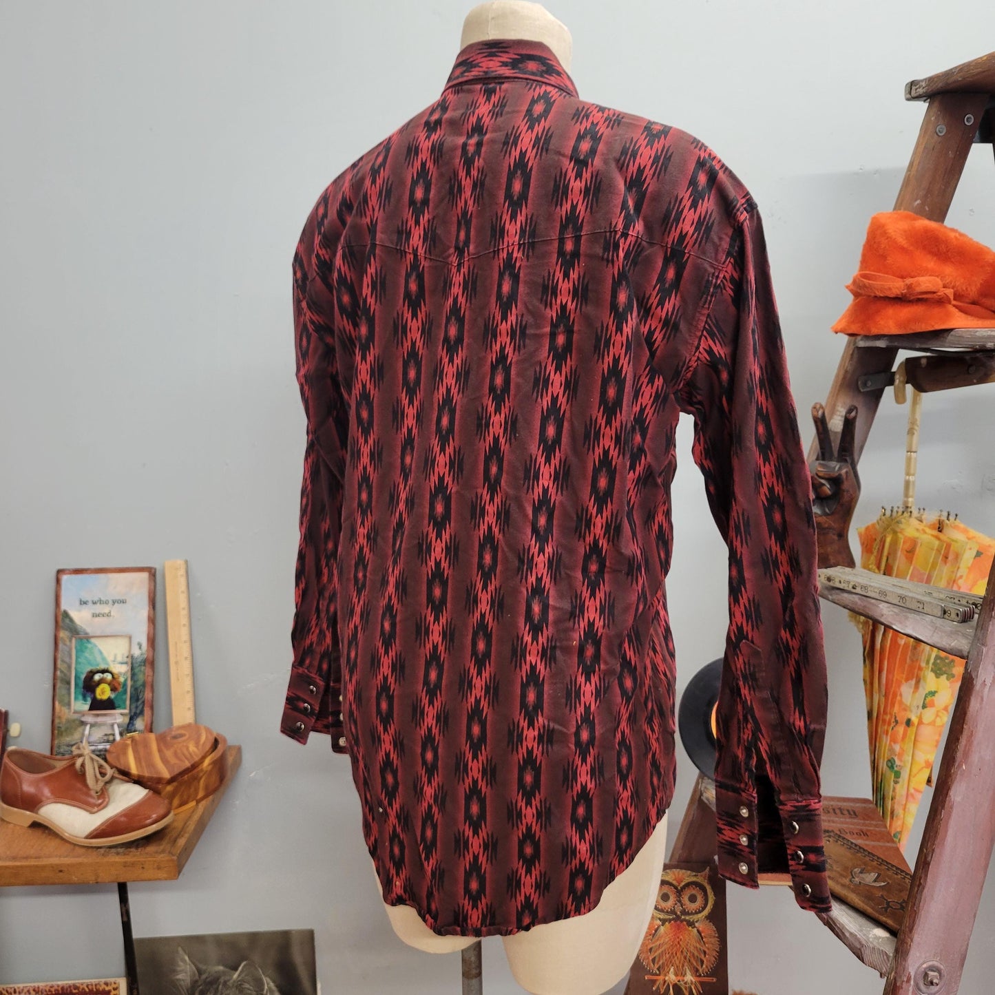 vtg 80s PATTERNED WESTERN BUTTONDOWN // vintage wrangler western shirts medium red black aztec pattern brush popper style cotton abstract