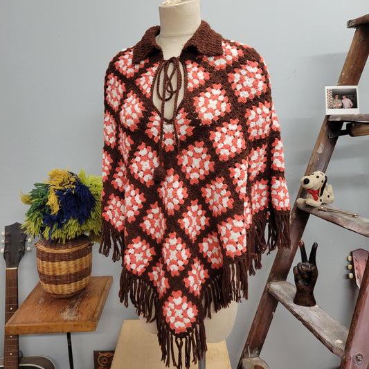 vtg 70s KNIT FRINGE PONCHO / vintage granny squares crochet fall fashion one size blanket jacket afghan shaggy hippie mod retro autumn style