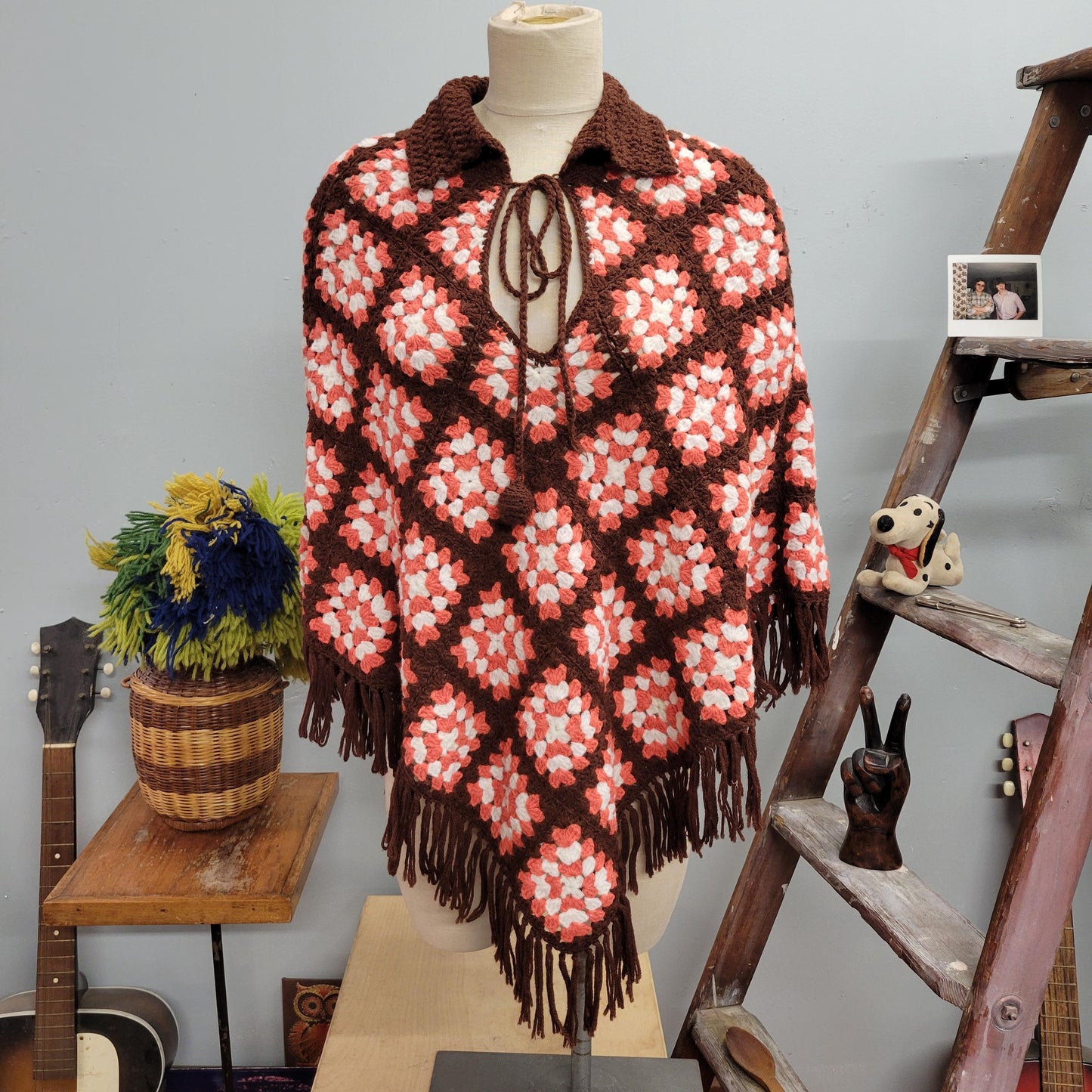 vtg 70s KNIT FRINGE PONCHO / vintage granny squares crochet fall fashion one size blanket jacket afghan shaggy hippie mod retro autumn style