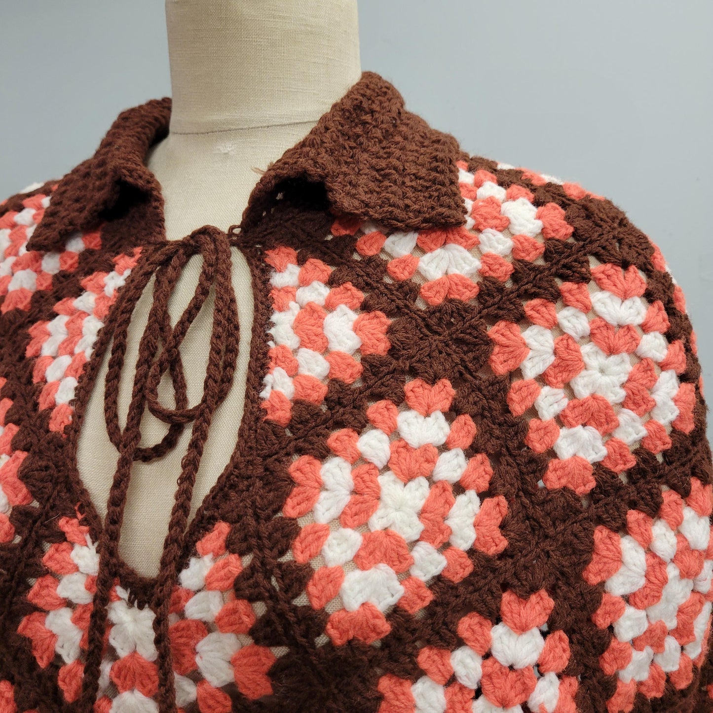 vtg 70s KNIT FRINGE PONCHO / vintage granny squares crochet fall fashion one size blanket jacket afghan shaggy hippie mod retro autumn style