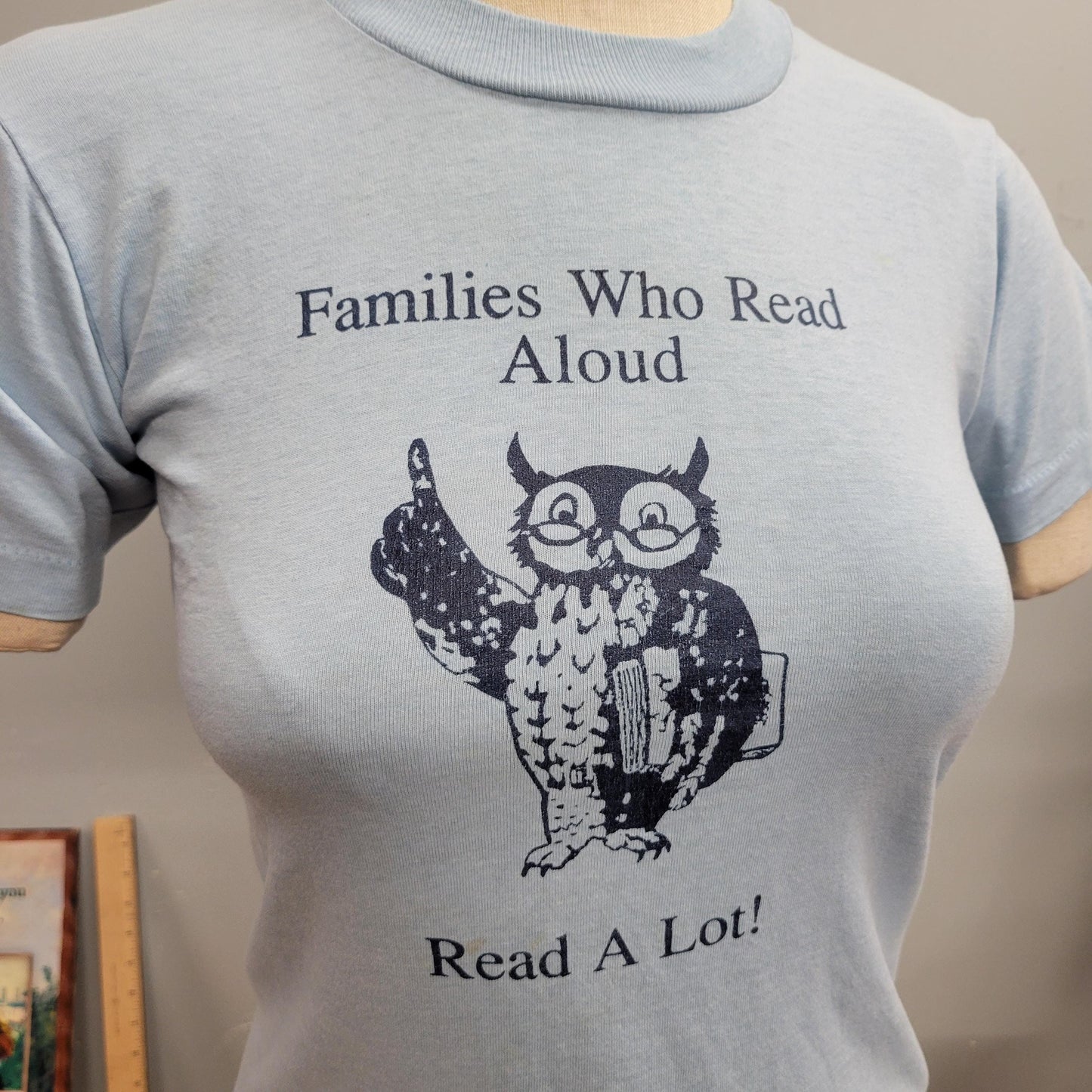 vtg 70s OWL READING TSHIRT // vintage youth large women small "families who read aloud read alot!" inspirational book worm pastel french cut