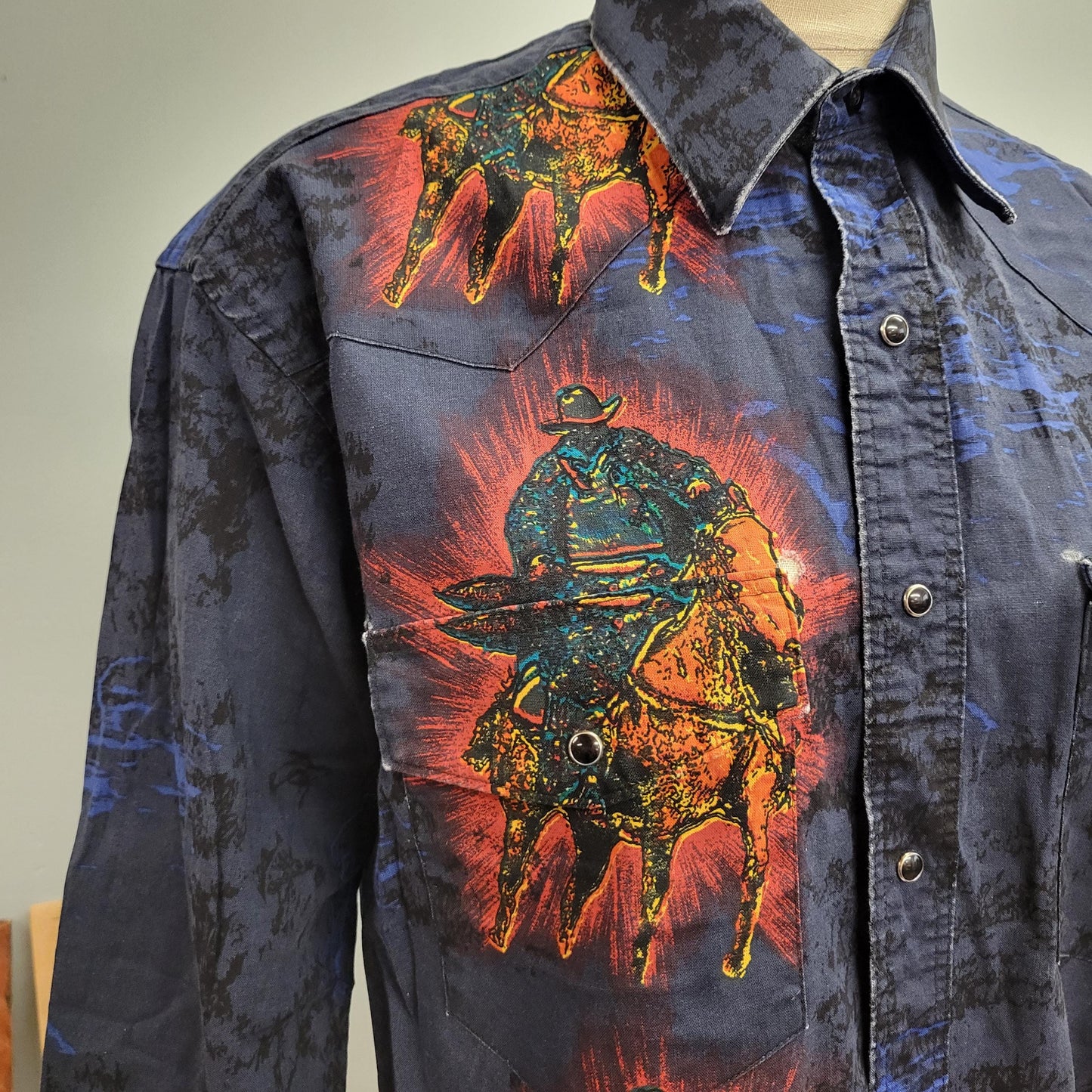 vtg 90s WRANGLER WESTERN BUTTONDOWN // vintage wrangler western medium mens all over print psychedelic cowboy pattern pearl snap rodeo ranch