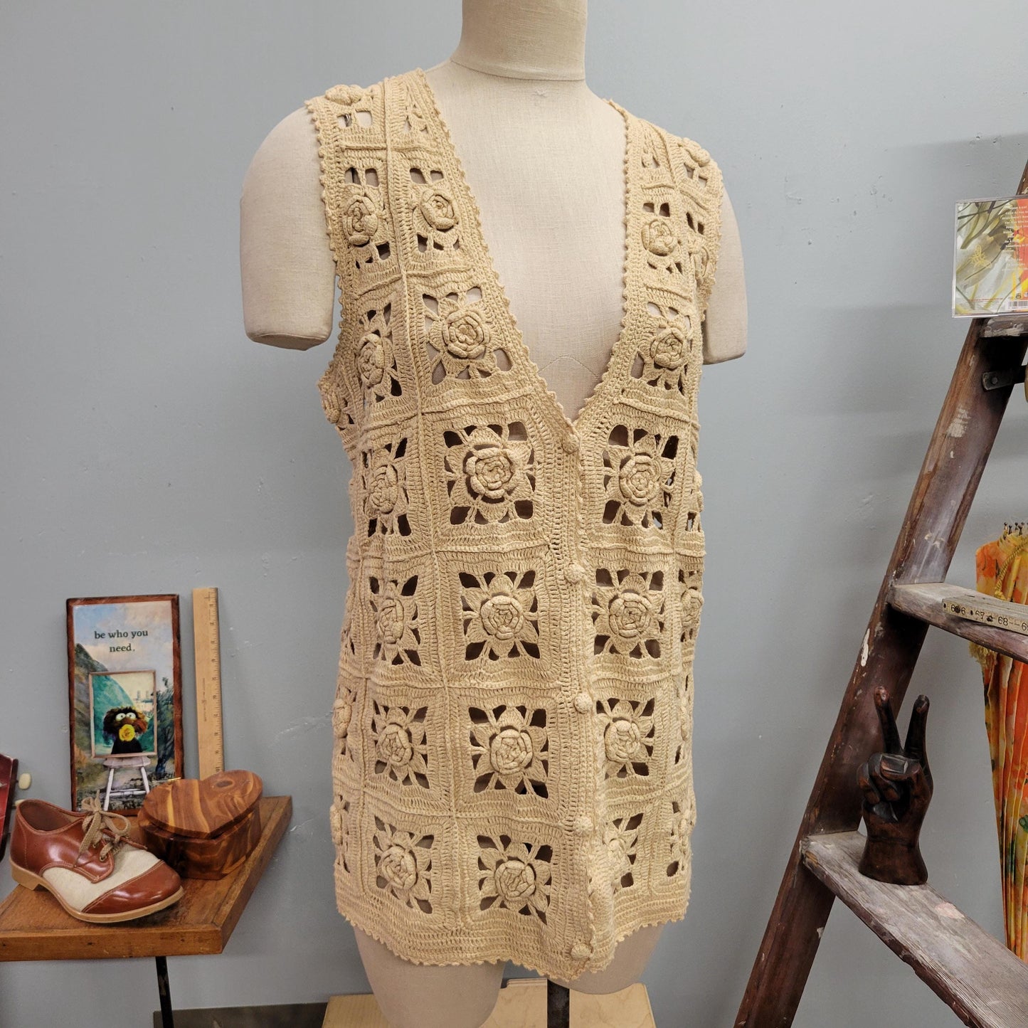vtg 70s KNIT AFGHAN VEST // vintage crochet sweater womens large granny square neutral tones ivory white hippie boho retro autumn layers top