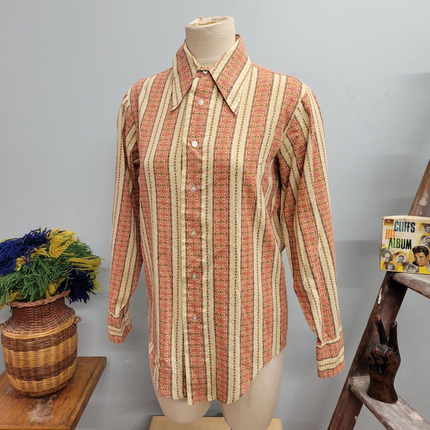 vtg 70s PATTERNED BUTTON DOWN  // vintage manhattan u-30 medium mens psychedelic pointy collar retro hippie western disco dress shirt blouse