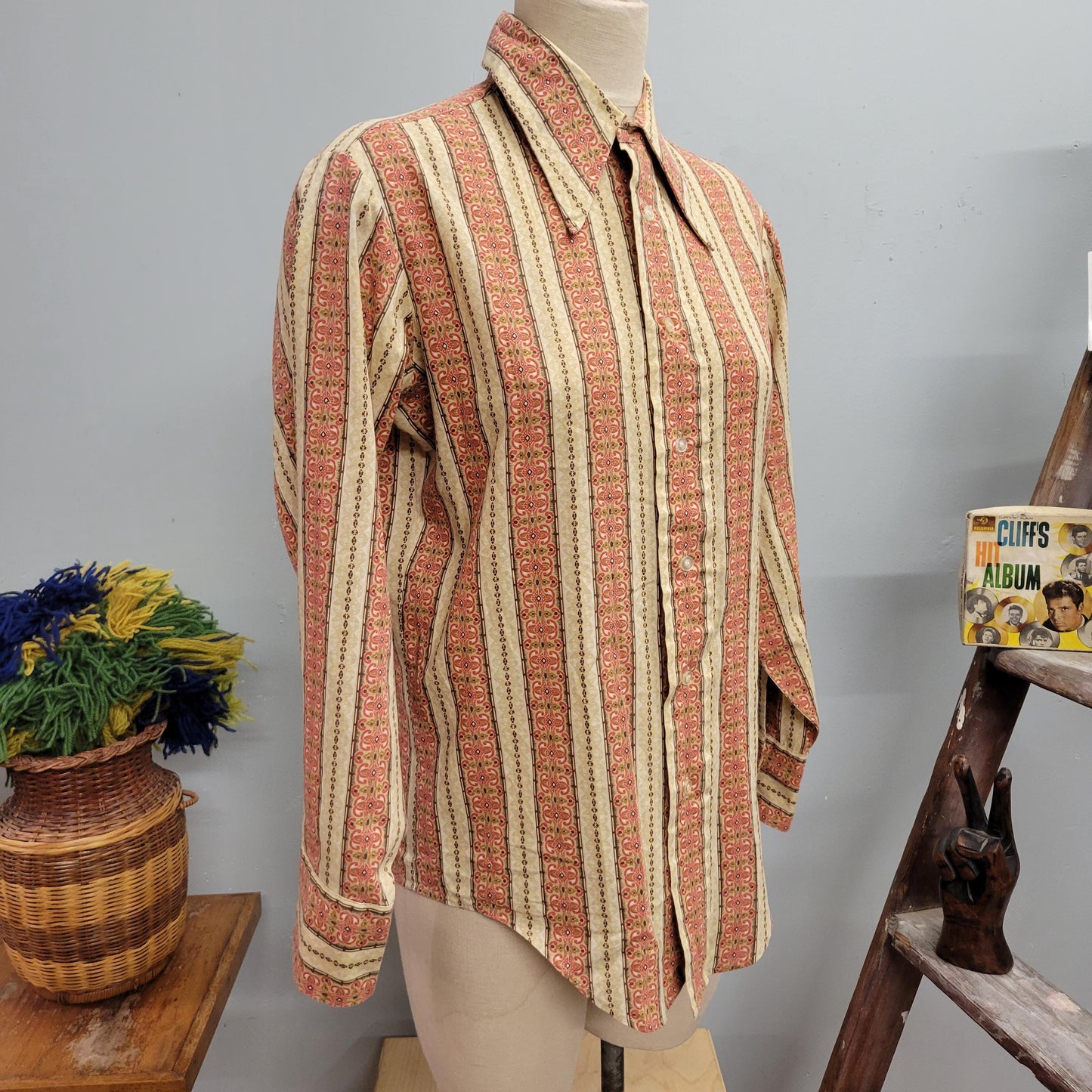 vtg 70s PATTERNED BUTTON DOWN  // vintage manhattan u-30 medium mens psychedelic pointy collar retro hippie western disco dress shirt blouse