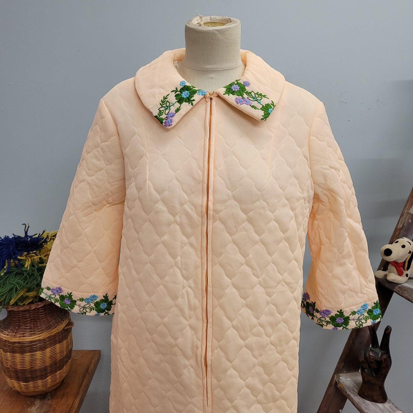 vtg 60s PINK EMBROIDERED ROBE // vintage J.C. Penney 18 women’s pastel embroidered quilted loungewear bed jacket house coat fancy pajamas