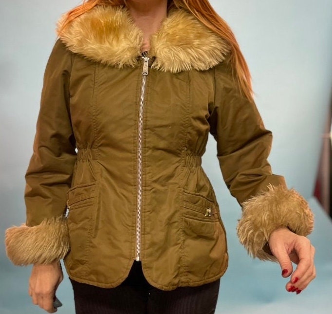 vtg 70s faux FUR PUFFER JACKET //  fur trimmed nylon ski zip fashionable sporting coat pointy collar cropped winter penny lane style retro
