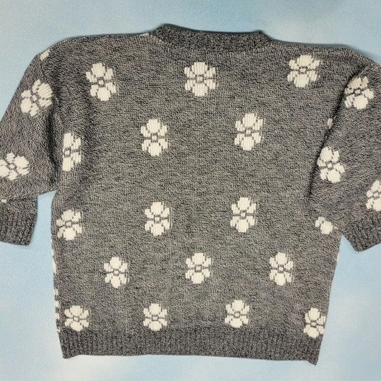 vtg 80s GRAY FLOWER SWEATER // 80s Mod / Silver Floral Sweater // Floral Jumper mited tones chunky 90s school teacher student fluer logo aop