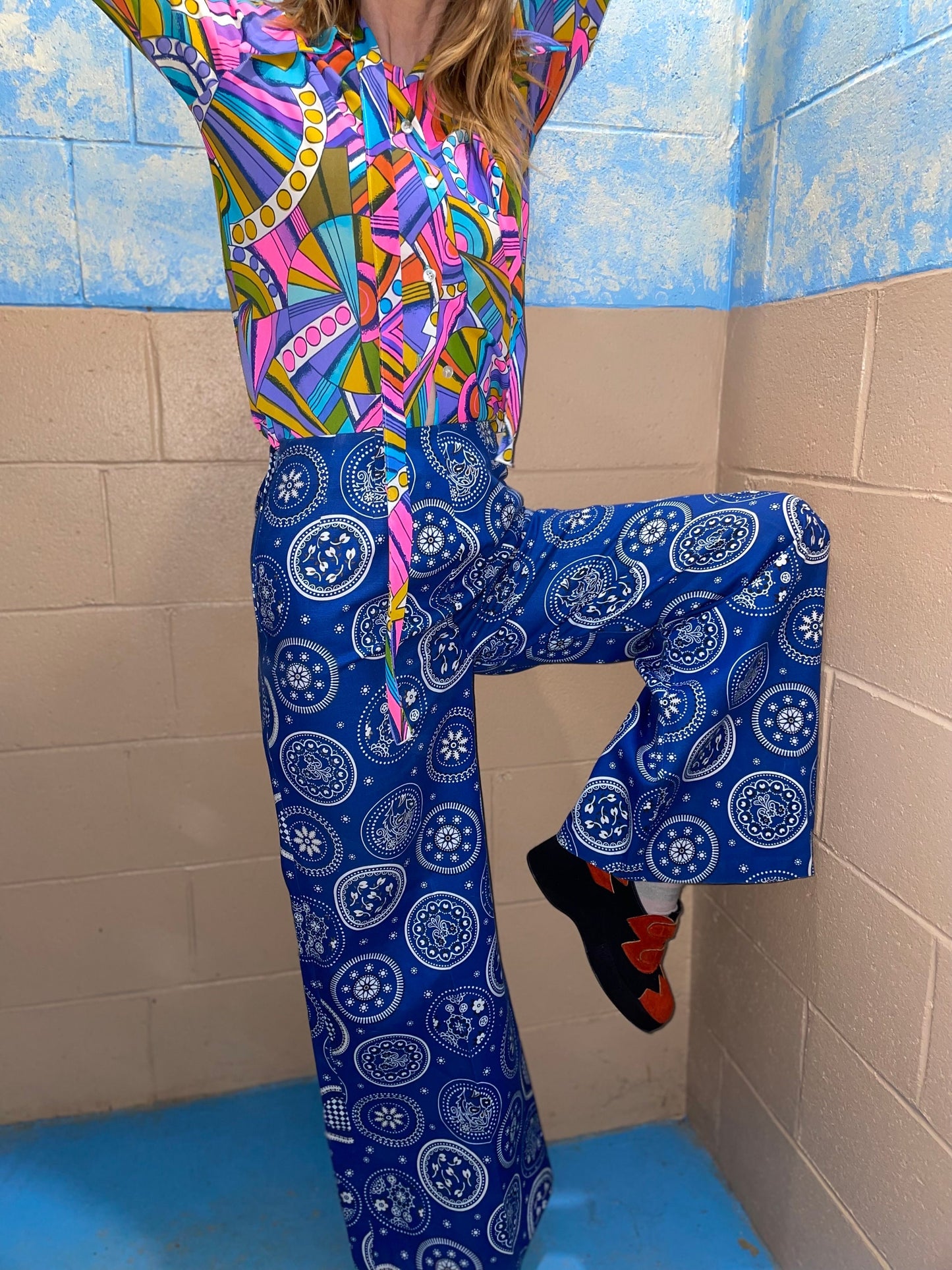 vtg 70s BLUE BANDANA BELLBOTTOMS // vintage 26 med side zip high waisted flare trousers hippie boho patterned wide leg pants retro bohemian