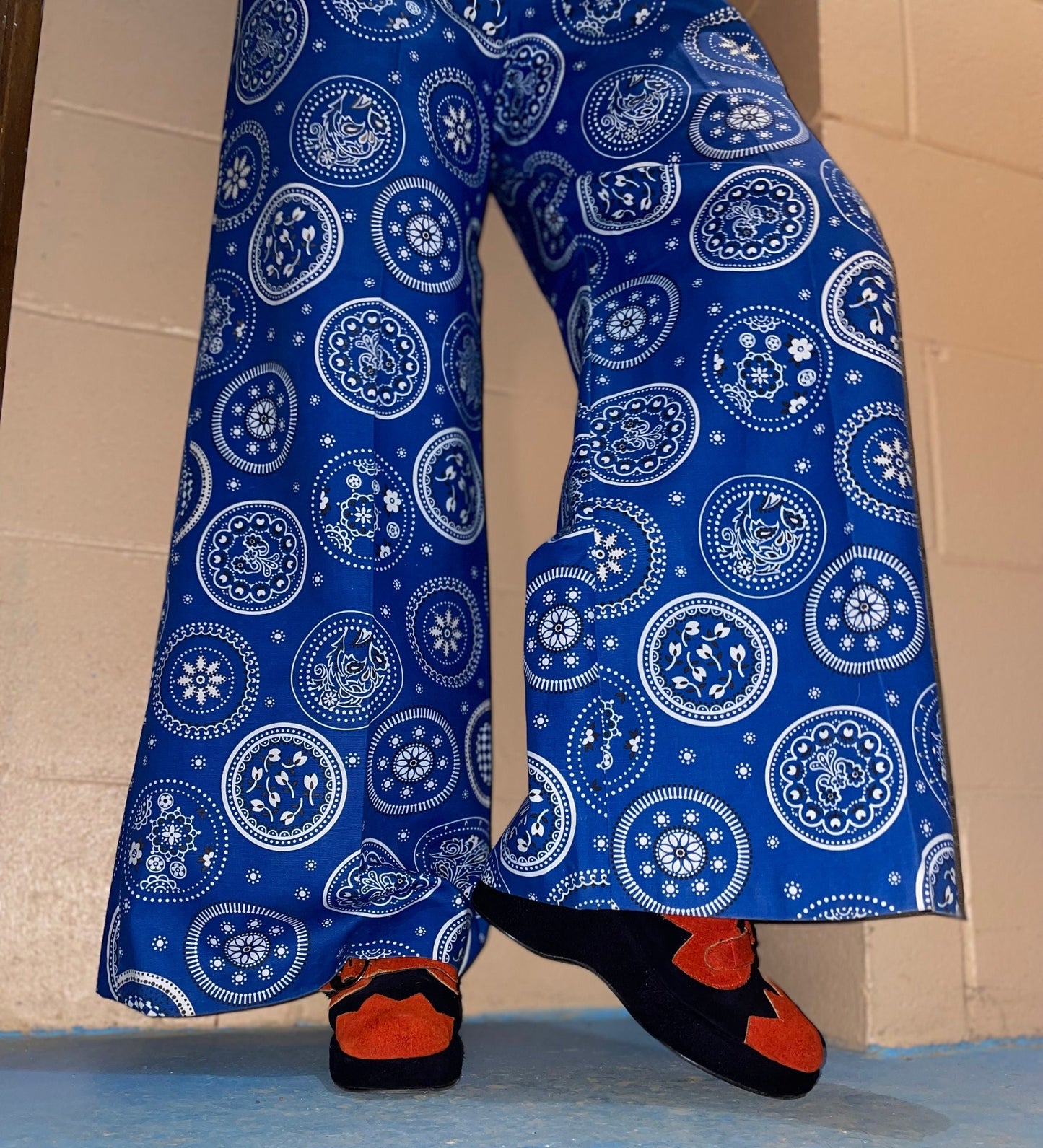 vtg 70s BLUE BANDANA BELLBOTTOMS // vintage 26 med side zip high waisted flare trousers hippie boho patterned wide leg pants retro bohemian