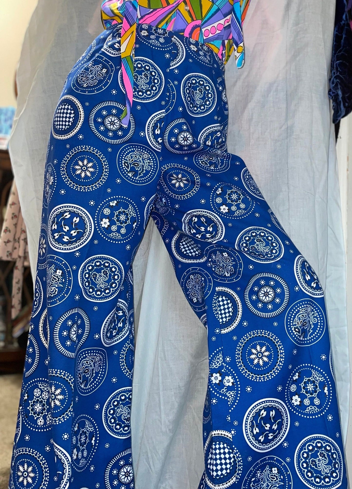 vtg 70s BLUE BANDANA BELLBOTTOMS // vintage 26 med side zip high waisted flare trousers hippie boho patterned wide leg pants retro bohemian