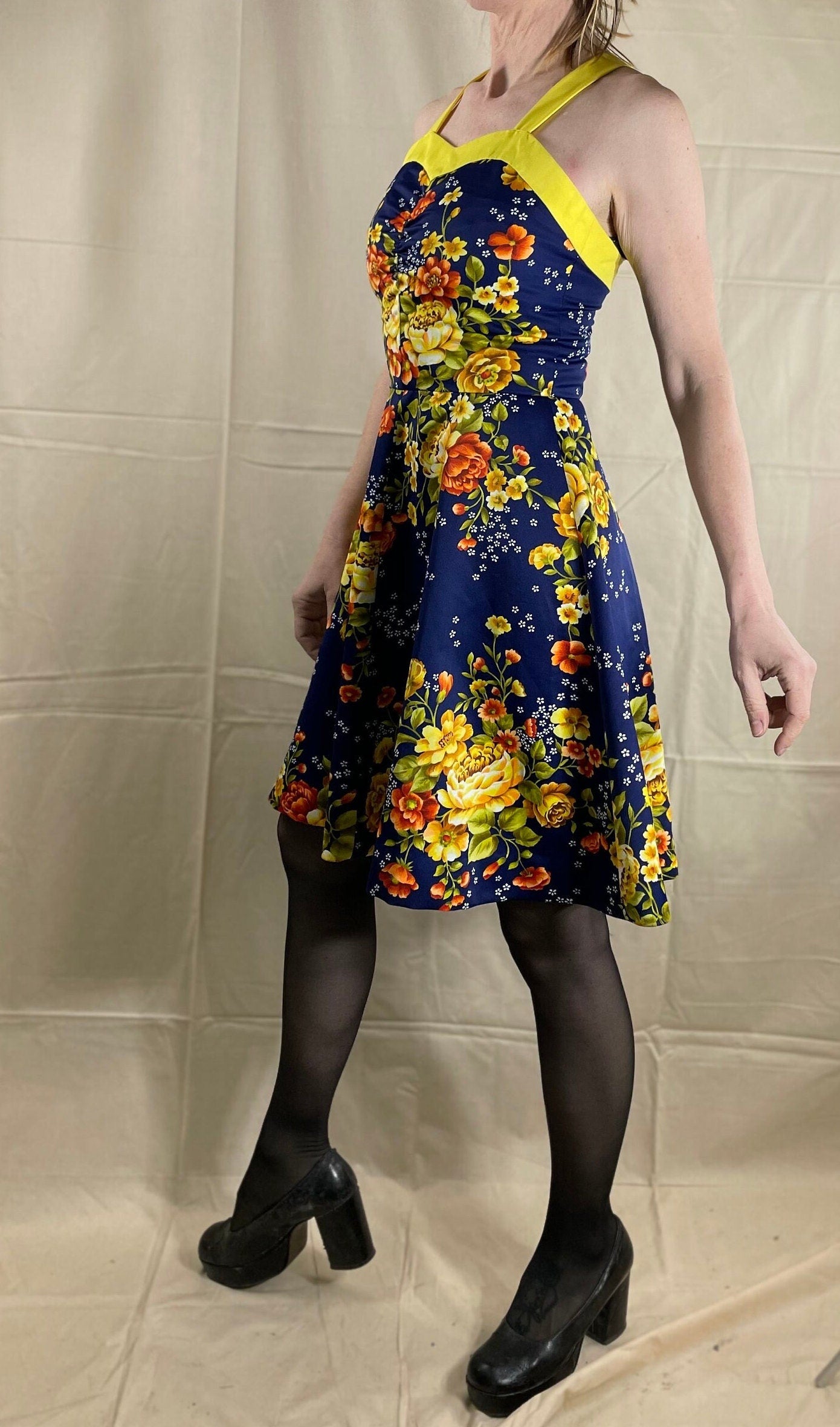 vtg 70s CUTE 2 PIECE MINI Dress & Shrug //  floral sweetheart neckline blue yellow a line flowy tank dress bright mod kitschy autumn twee