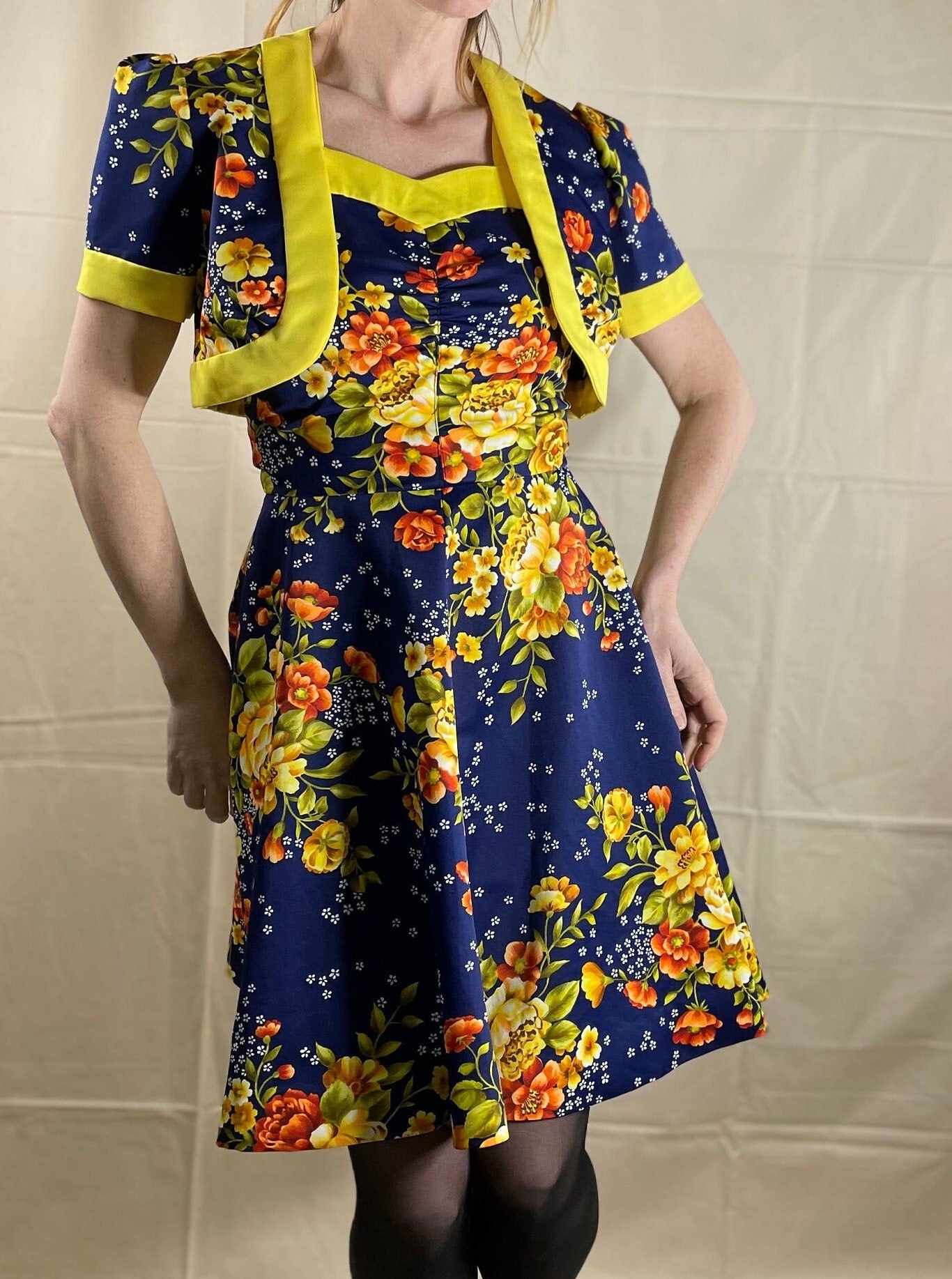 vtg 70s CUTE 2 PIECE MINI Dress & Shrug //  floral sweetheart neckline blue yellow a line flowy tank dress bright mod kitschy autumn twee