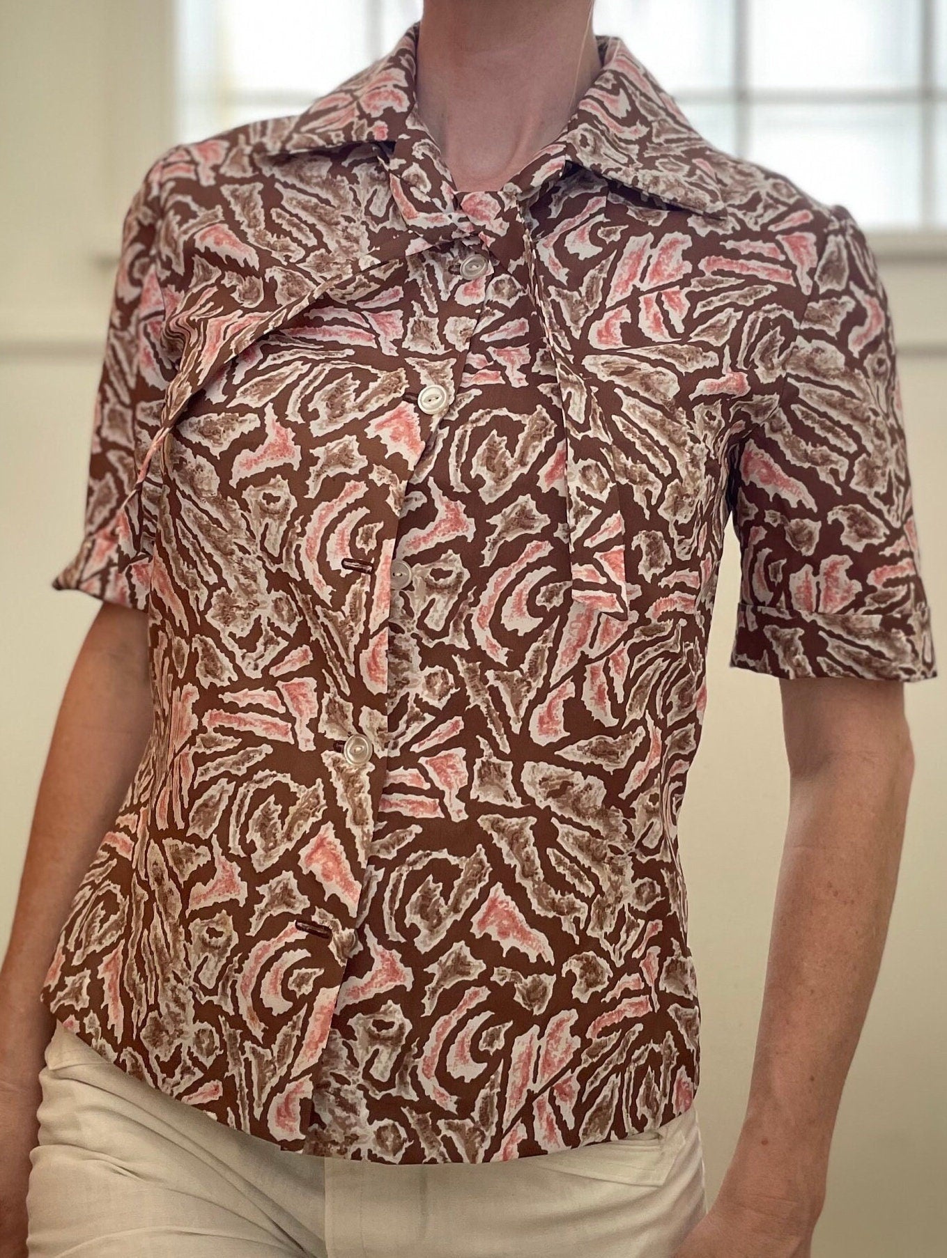vtg 70s ABSTRACT PATTERN BLOUSE // vintage trippy psychedelic belted pointy collar silky slinky peplum fitted retro earth tones shirt