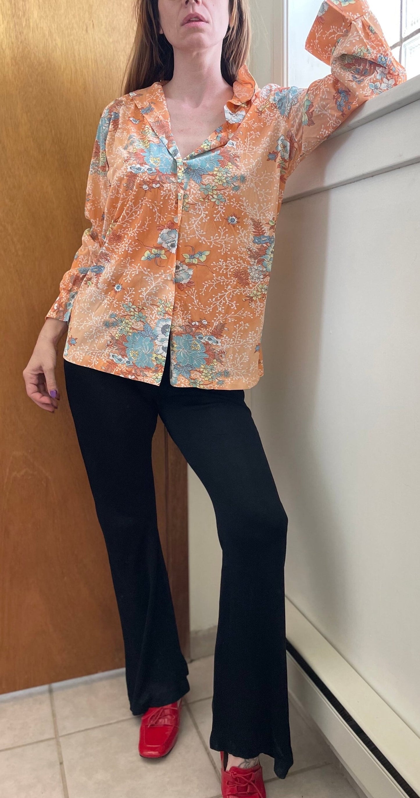 vtg 70s PSYCHEDELIC PATTERN TOP // vintage large womens floral retro pointy collar peach & blue pastel autumn long sleeve stylish mod hippie