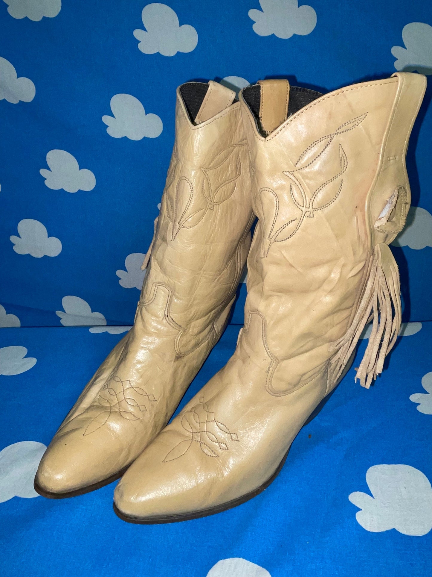 Vtg 70s BEIGE FRINGE BOOTS / 80s boho madonna punk western cowboy cowgirl tan leather pointy toe ankle boots autumn grunge baby doll dress