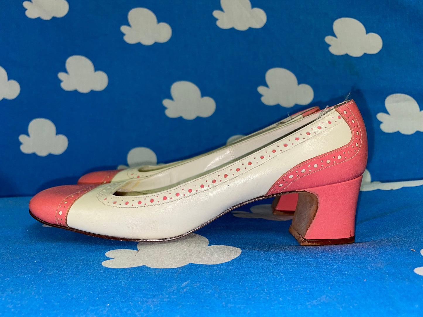 vtg 60s PINK & WHITE MOD Heels // bubblegum dotted round toe barbie core dandy low heels fairy cutesy baby pastel pink two tone spectators