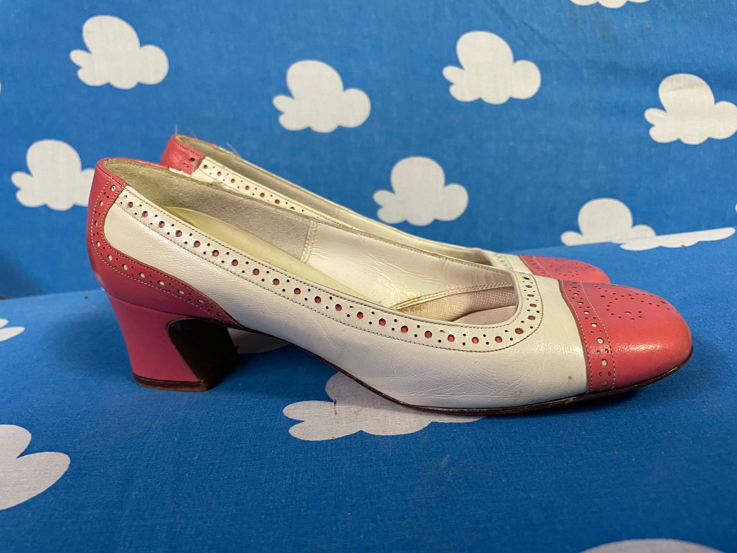 vtg 60s PINK & WHITE MOD Heels // bubblegum dotted round toe barbie core dandy low heels fairy cutesy baby pastel pink two tone spectators
