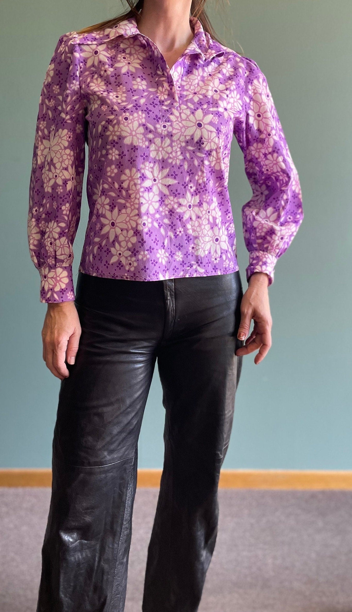 Vintage 70s LAVENDER FLORAL TOP // vintage jc penney medium autumn jewel tones retro pointy collar blouse semi sheer psychedelic fall top