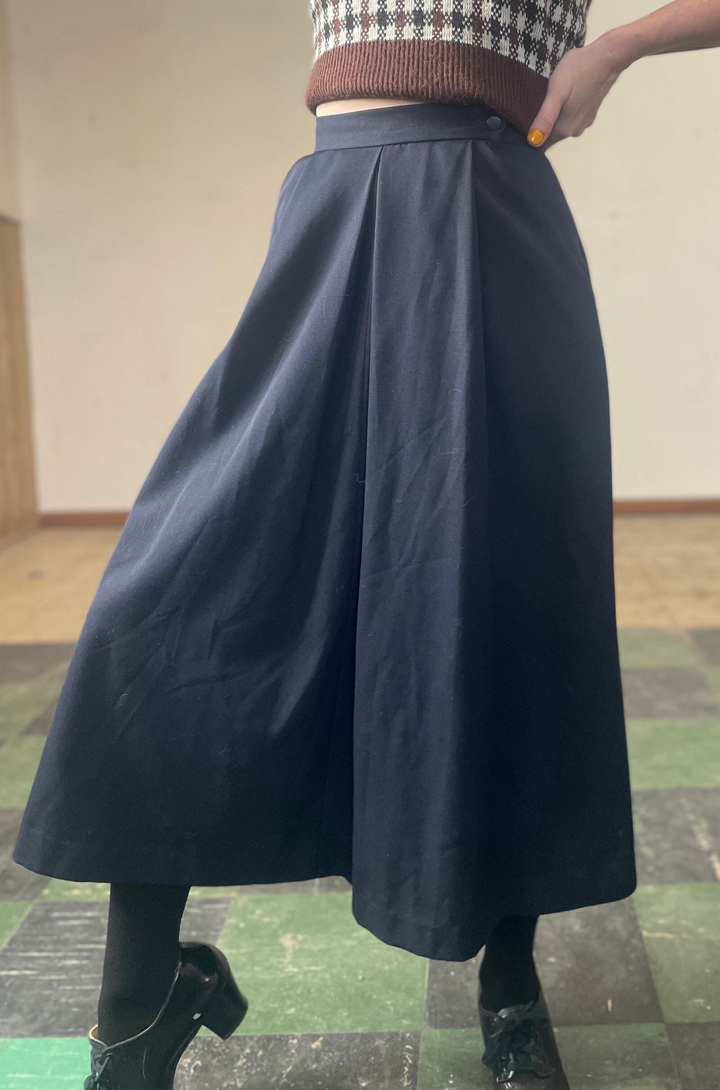 vtg 80s MID LENGTH SKIRT // vintage womens small navy blue skirt with pockets 70s preppy front pleat midi skirt flowy rayon minimalist style