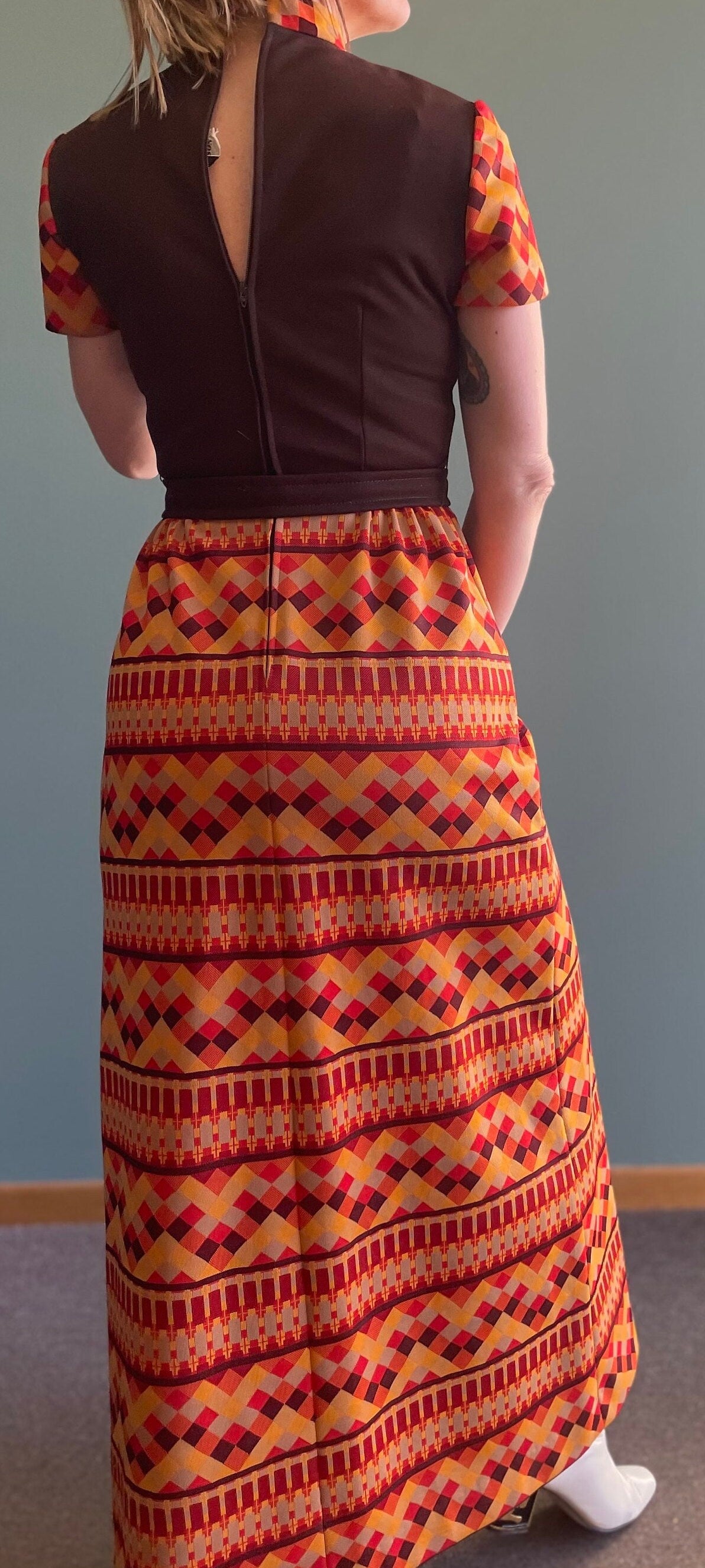 vtg 70s PSYCHEDELIC MAXI DRESS // orange brown trippy belted polyester mock neck Gay Gibson mod retro colorway autumn fall colors halloween