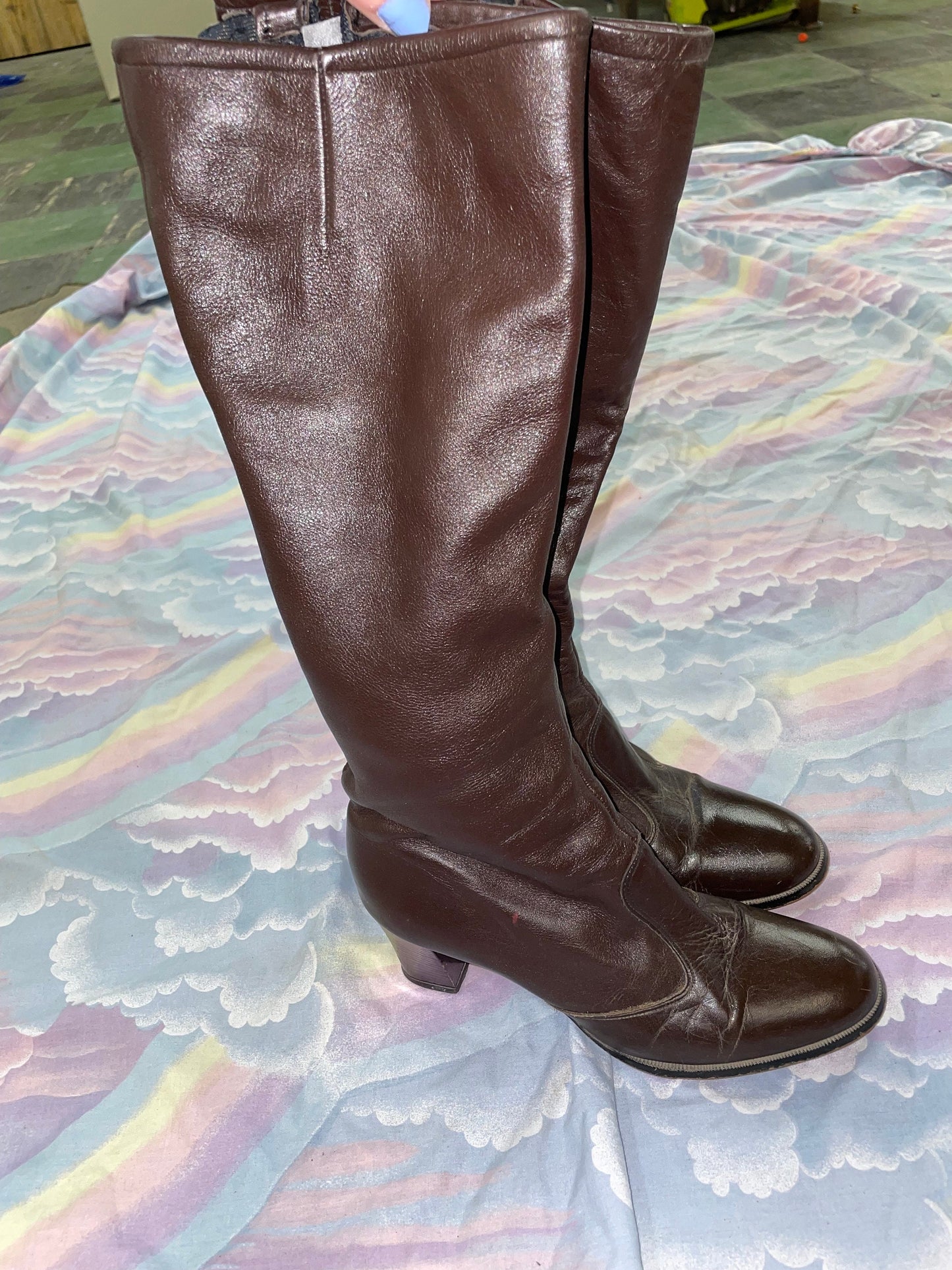 Vtg 70s BROWN GO GO Boots // vintage zip up sleek chocolate brown boho chic knee high nancy sinatra boots calf high mini skirt hot pants
