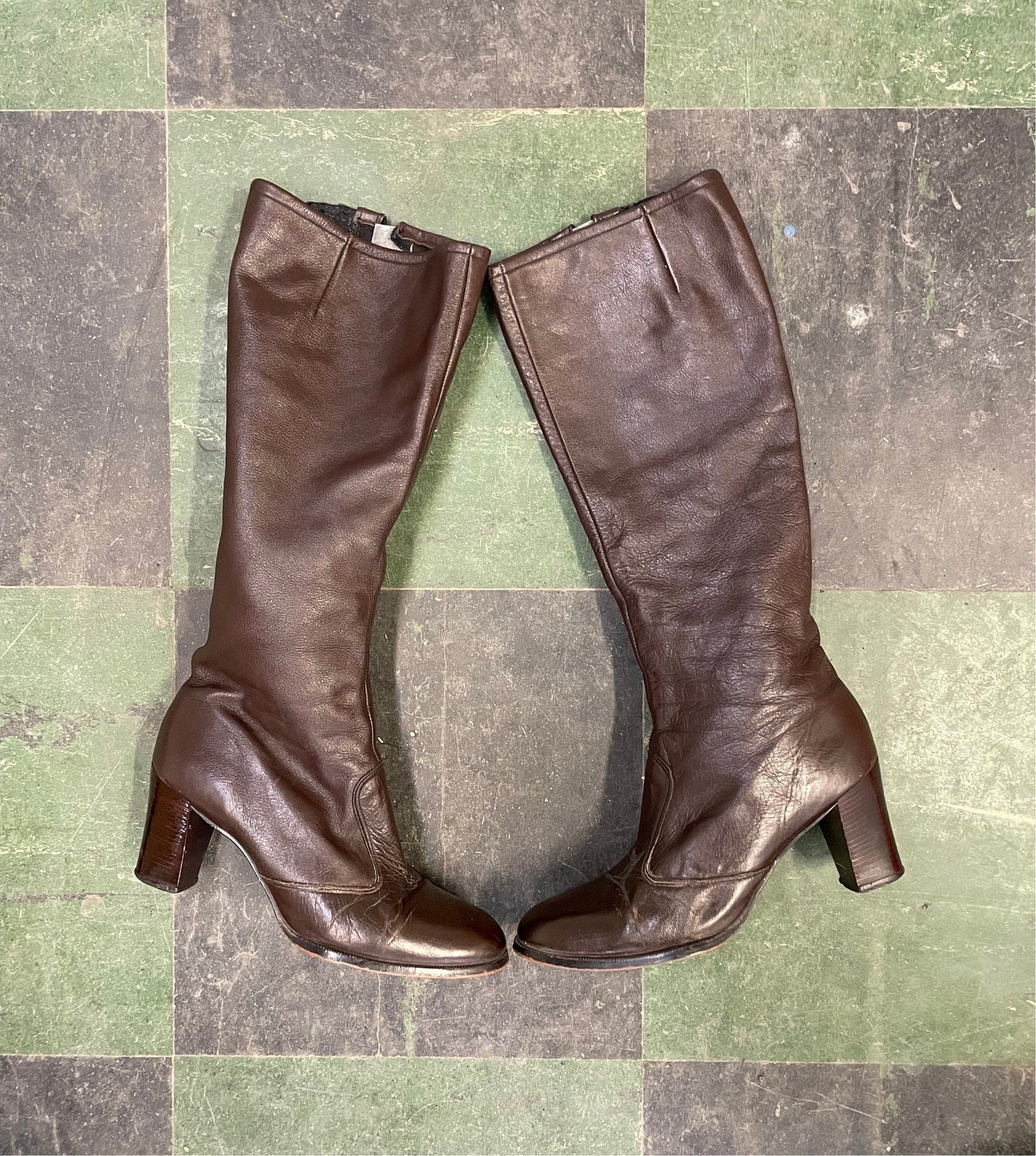 Vtg 70s BROWN GO GO Boots // vintage zip up sleek chocolate brown boho chic knee high nancy sinatra boots calf high mini skirt hot pants