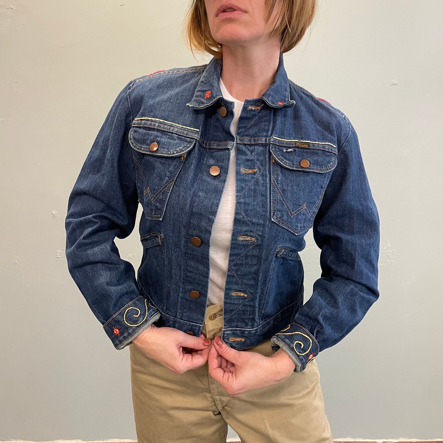 vtg 60s WRANGLER EMBROIDERED jean jacket ꕤ ꕤ ꕤ floral hippie yarn stitch psychedelic retro dark wash cropped denim womens small boho western