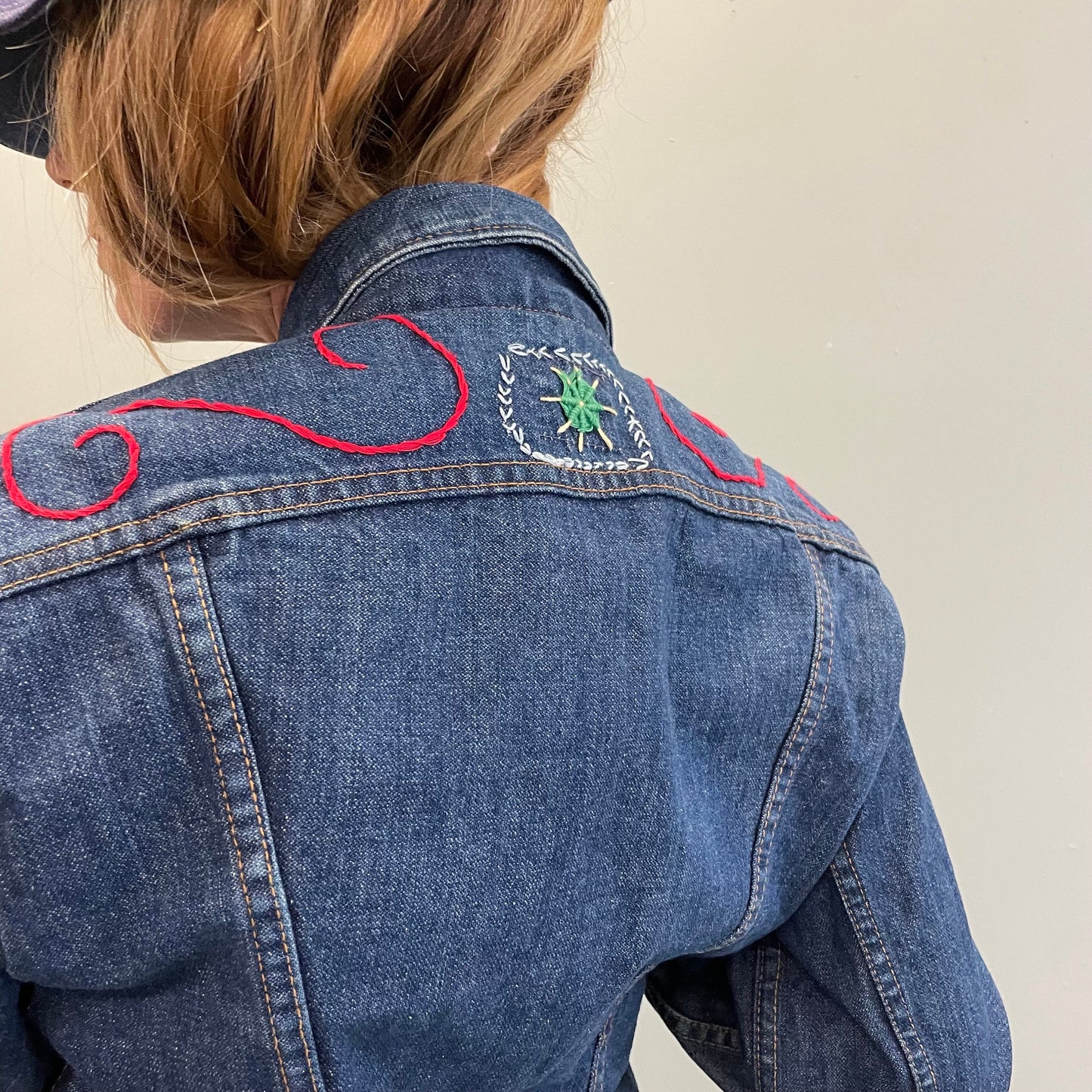 vtg 60s WRANGLER EMBROIDERED jean jacket ꕤ ꕤ ꕤ floral hippie yarn stitch psychedelic retro dark wash cropped denim womens small boho western