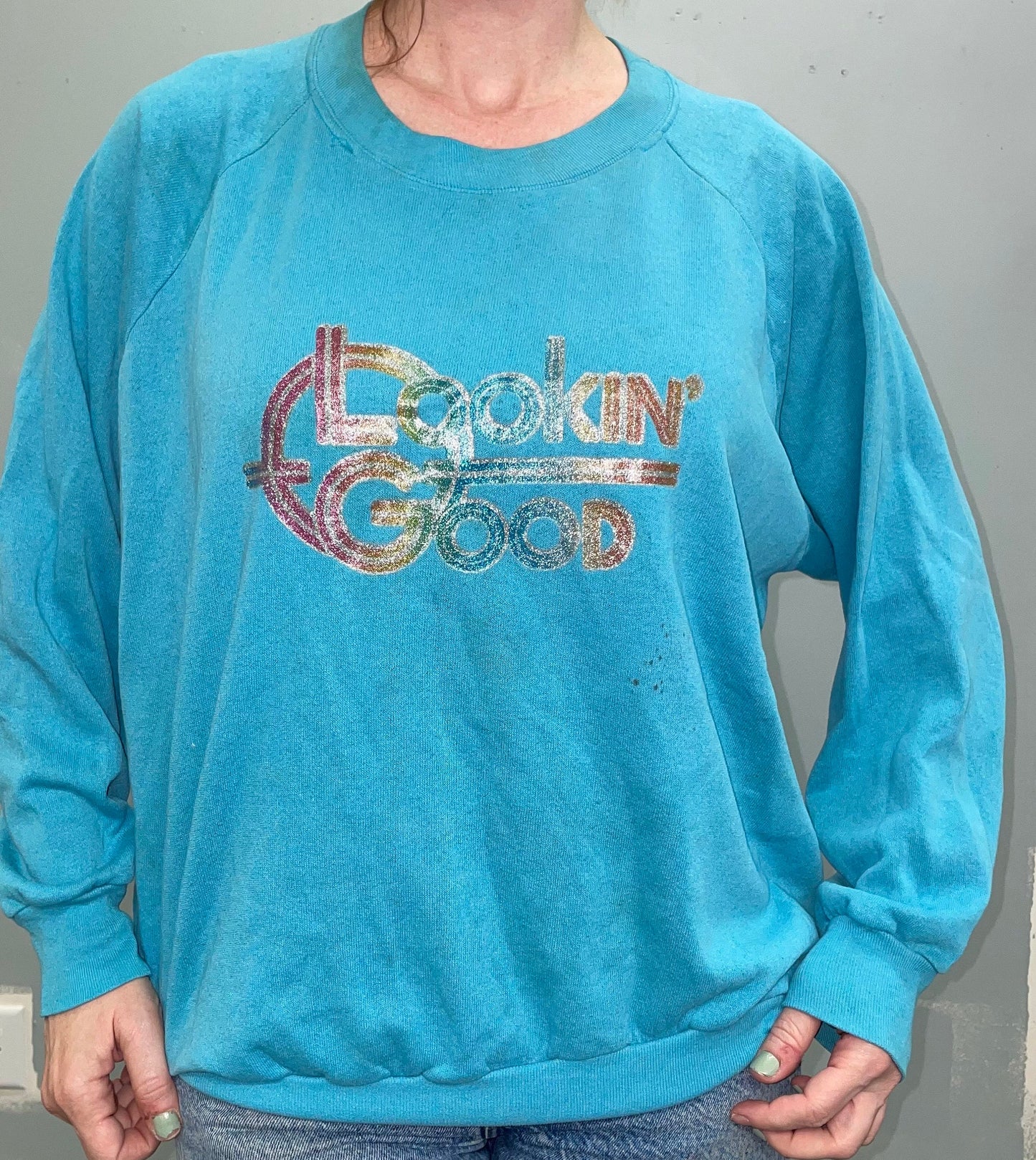 vtg 70s LOOKING GOOD SWEATSHIRT // vintage rainbow retro sparkle Iron on distressed thin blue  sticker funny saying ironic pms baggy shirt