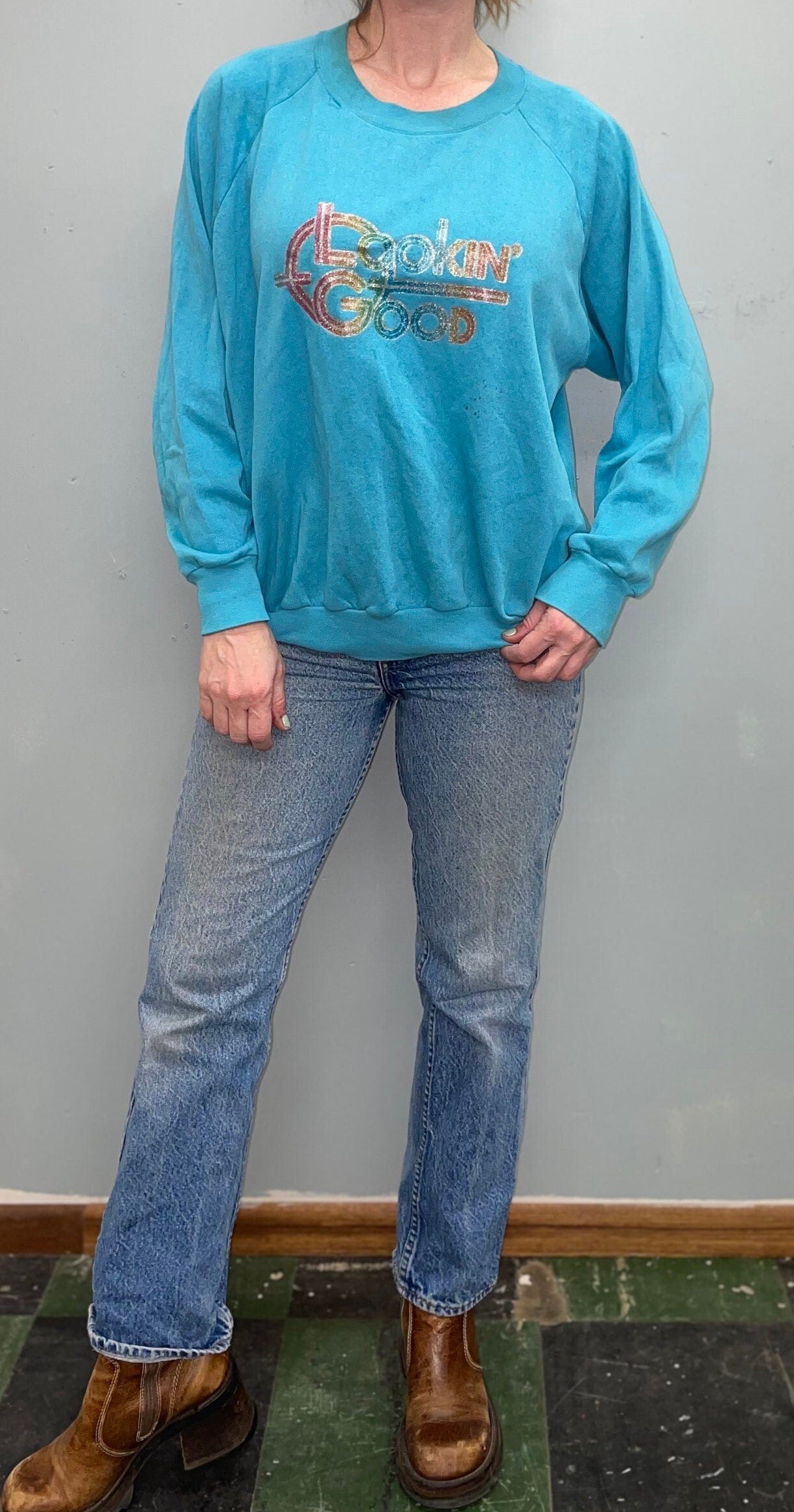 vtg 70s LOOKING GOOD SWEATSHIRT // vintage rainbow retro sparkle Iron on distressed thin blue  sticker funny saying ironic pms baggy shirt