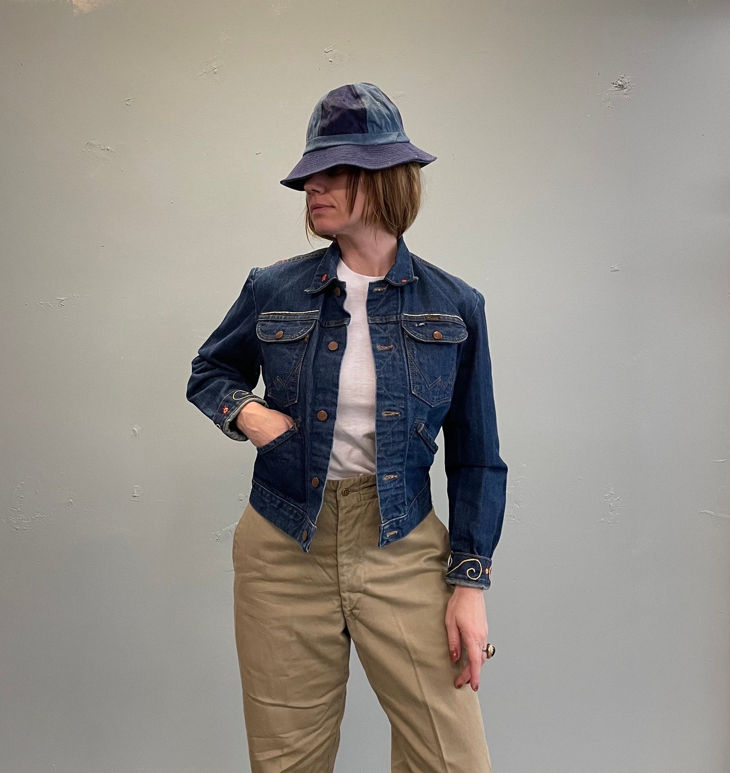 vtg 60s WRANGLER EMBROIDERED jean jacket ꕤ ꕤ ꕤ floral hippie yarn stitch psychedelic retro dark wash cropped denim womens small boho western