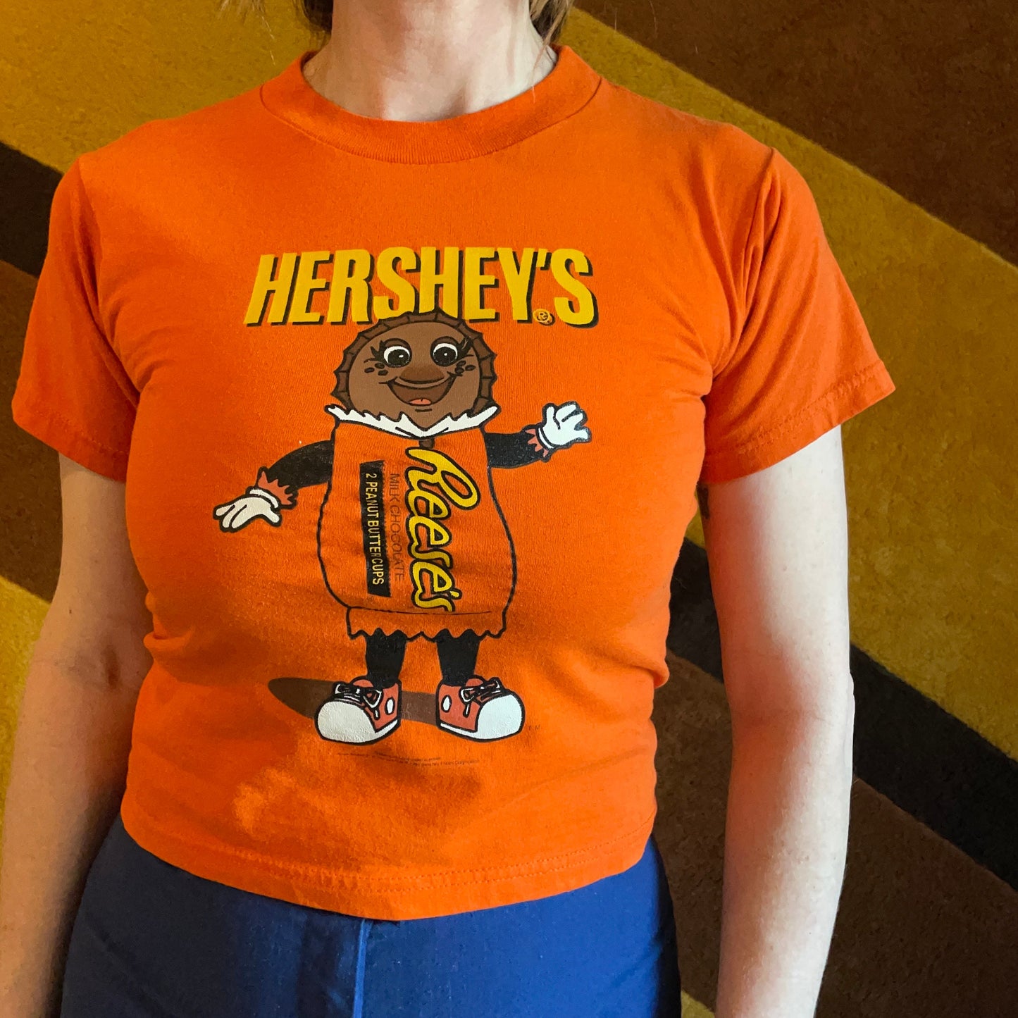 vtg 90s REESES PEANUT BUTTER Cups anthropomorphic candy orange & yellow happy face smiley guy baby tee youth large crop top funny Halloween