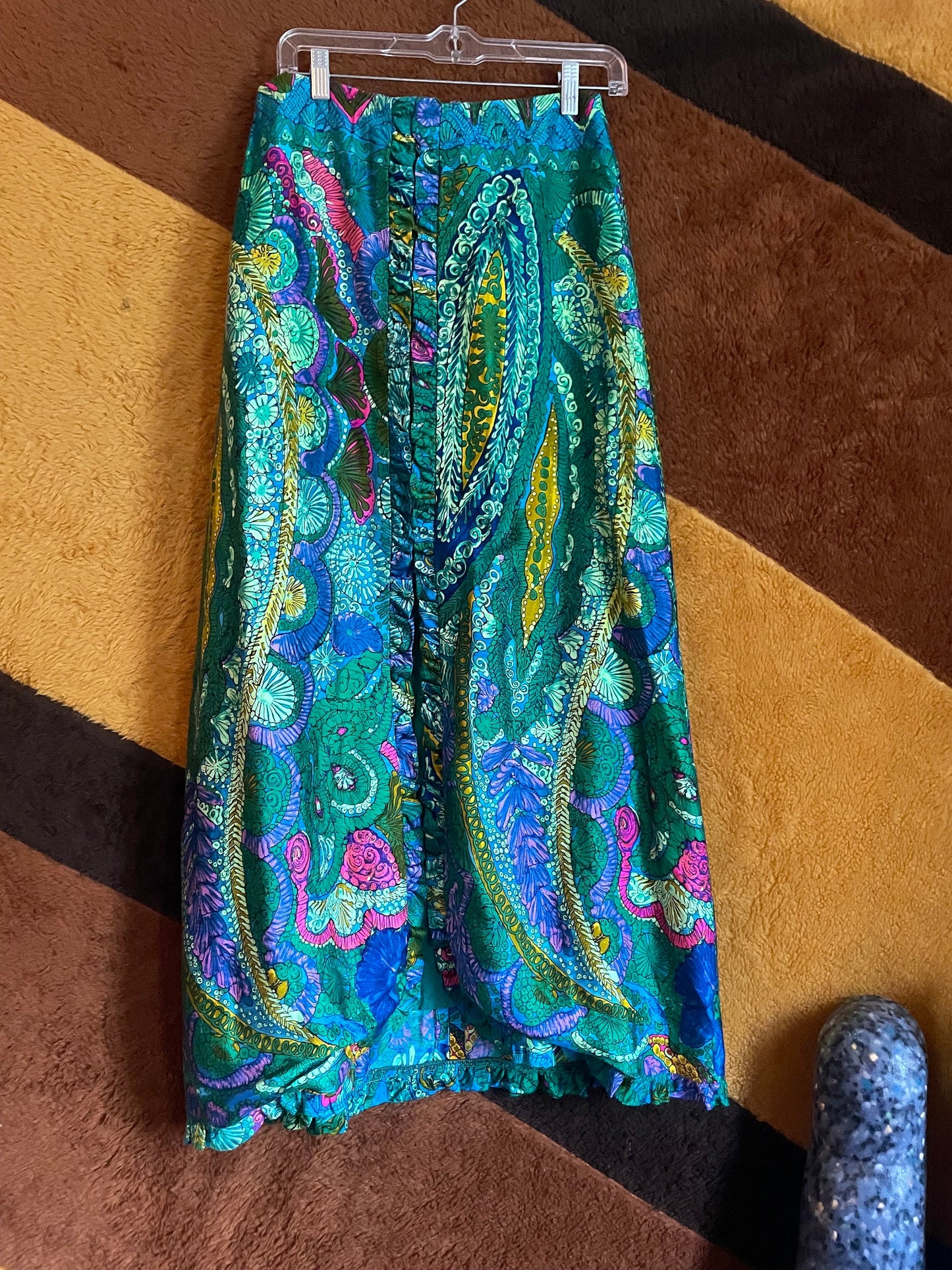 vtg 70s PSYCHEDELIC QUILTED SKIRT // vintage front slit ruffle trim full length trippy paisley seashell patterned maxi hippie mod retro