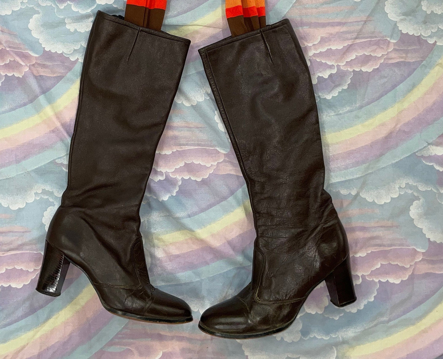 Vtg 70s BROWN GO GO Boots // vintage zip up sleek chocolate brown boho chic knee high nancy sinatra boots calf high mini skirt hot pants
