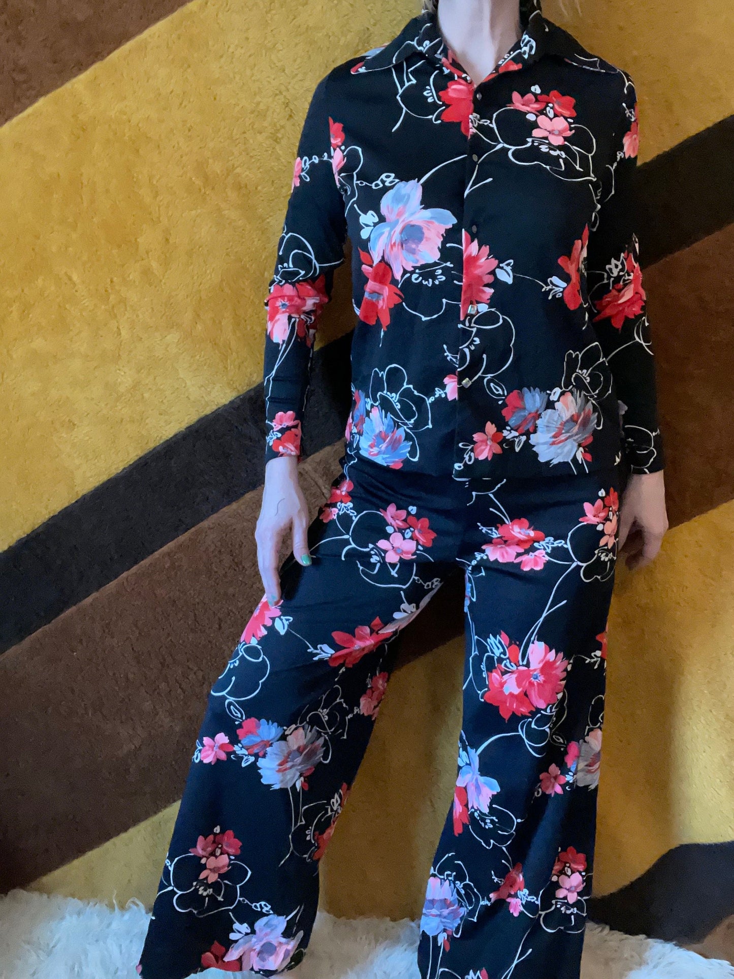 vtg 70s BLACK FLORAL PANTSUIT // vintage pointy collar palazzo flare pants 2 piece pants set bell bottoms hostess pants retro hippie mod
