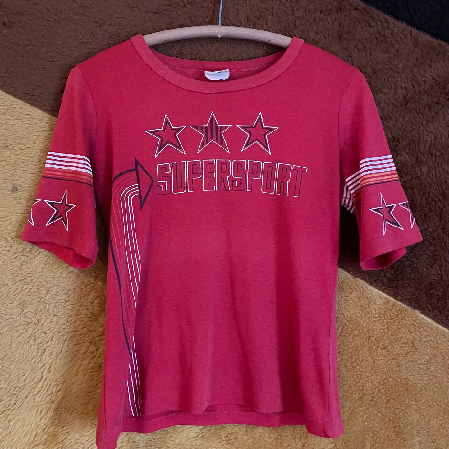 vtg 70s STAR PRINT TSHIRT // vintage paper thin pop art striped 3/4 sleeve retro graphic tee muscle car shirt red arrows stars race car top