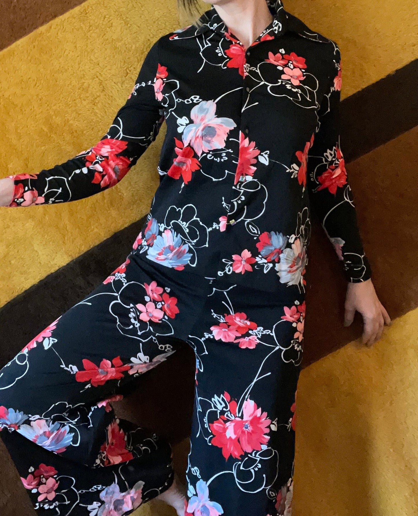 vtg 70s BLACK FLORAL PANTSUIT // vintage pointy collar palazzo flare pants 2 piece pants set bell bottoms hostess pants retro hippie mod
