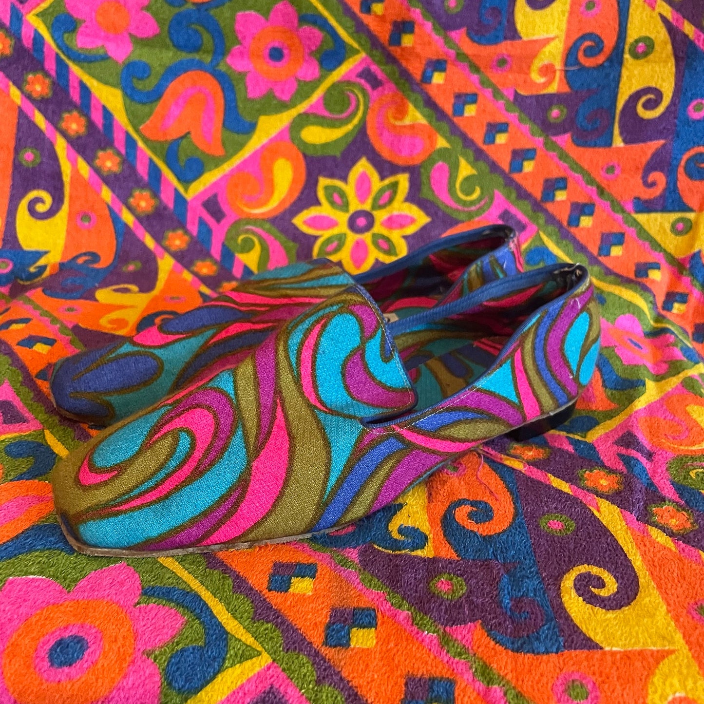 vtg 60s PSYCHEDELIC MOD SHOES // vintaeg emilio pucci style bright neon slip ons o'omphies womens loafers retro space age funky slippers