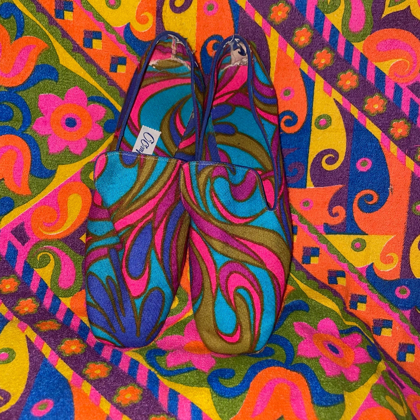 vtg 60s PSYCHEDELIC MOD SHOES // vintaeg emilio pucci style bright neon slip ons o'omphies womens loafers retro space age funky slippers