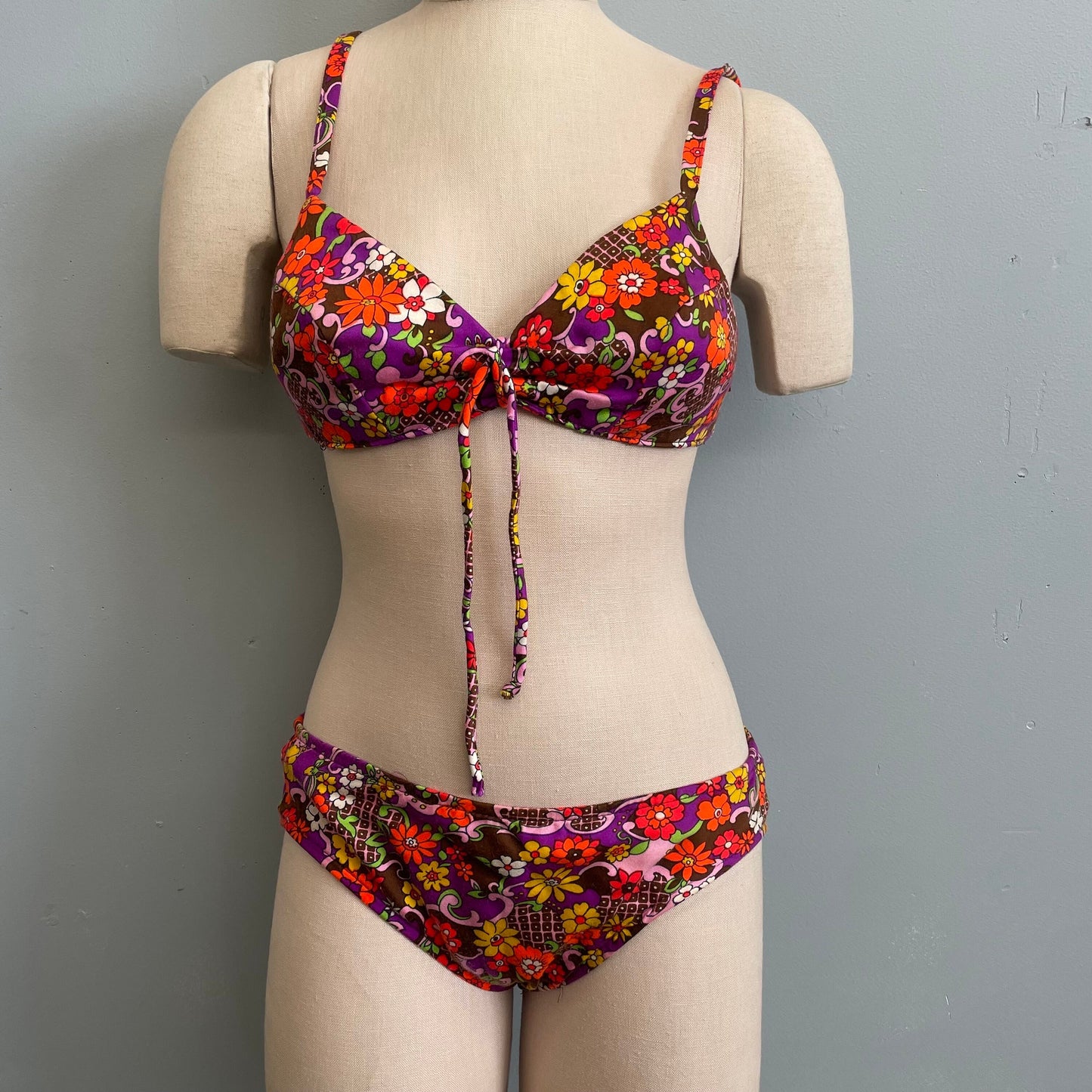 vtg 60s mod flower power swim suit classic cut hippie psychedelic low rise hip hugger bathing suit bikini